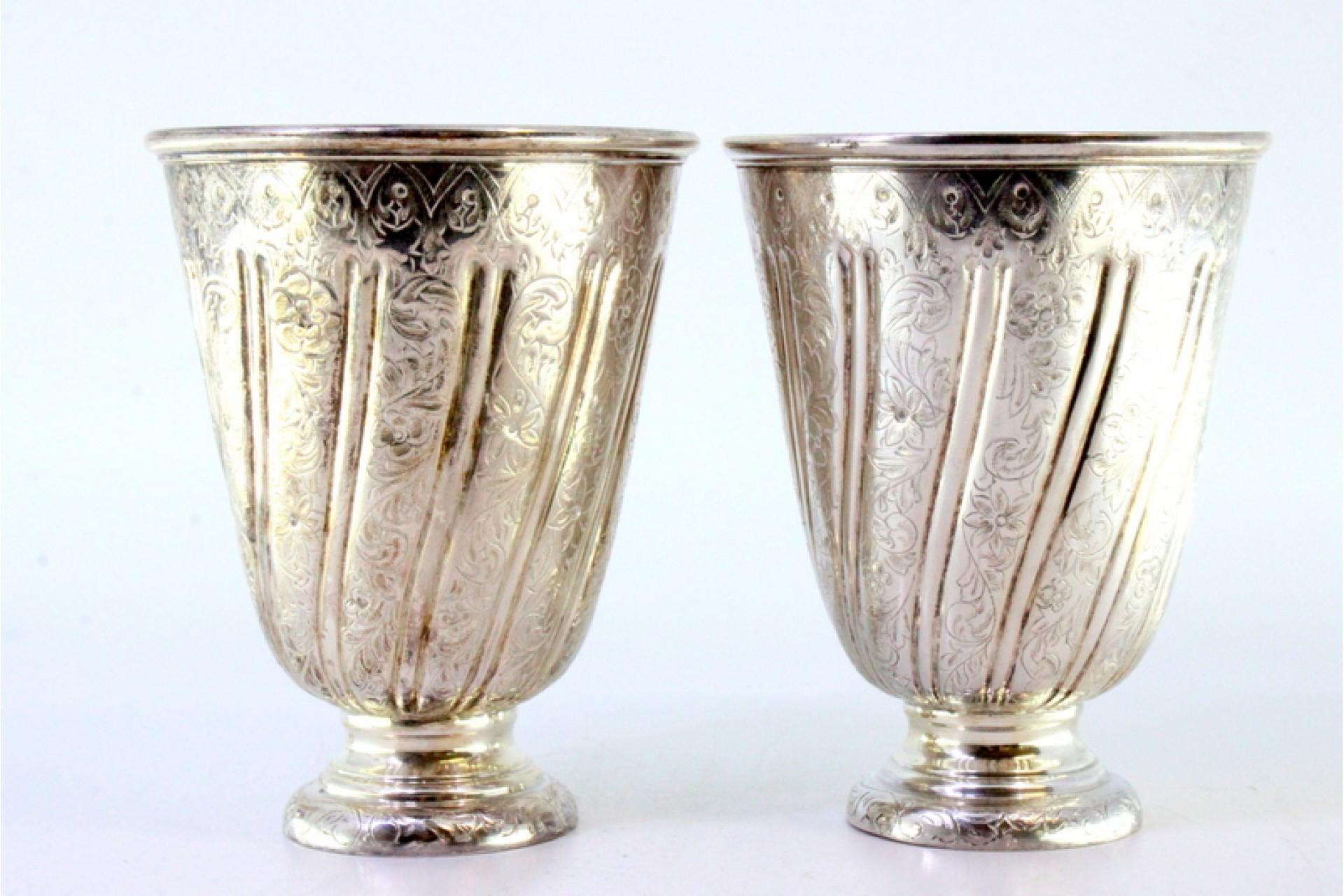 Beschreibung: Satz von Silberbechern mit Reliefs und Friesen auf runden Sockeln. Metall: Silber. Herkunft: Portugiesisch. Zeichen: Stehender Adler - 1. Titel. Gewicht: 296,81 Gramm (Satz mit zwei Tassen). Abmessungen: 8,2cmx10,3cm. Inhalt: 916/1000.