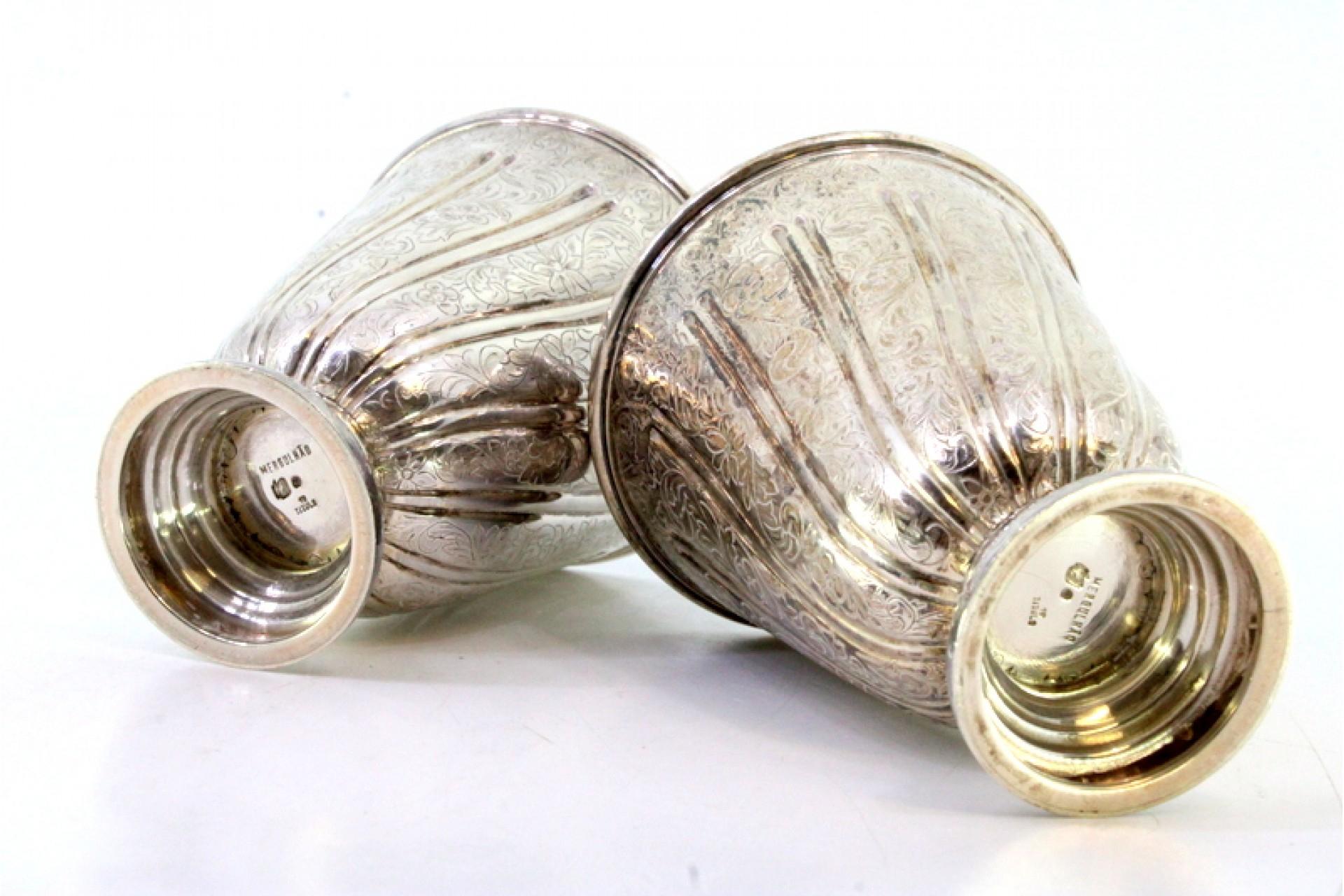 Set of silver cups with reliefs and friezes set on round bases (Europäisch) im Angebot