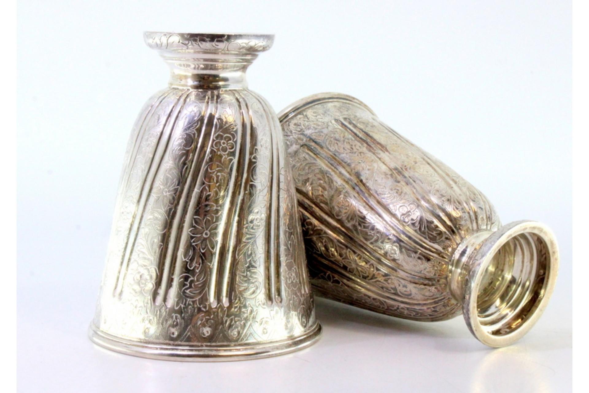 Set of silver cups with reliefs and friezes set on round bases im Zustand „Gut“ im Angebot in Porto, PT