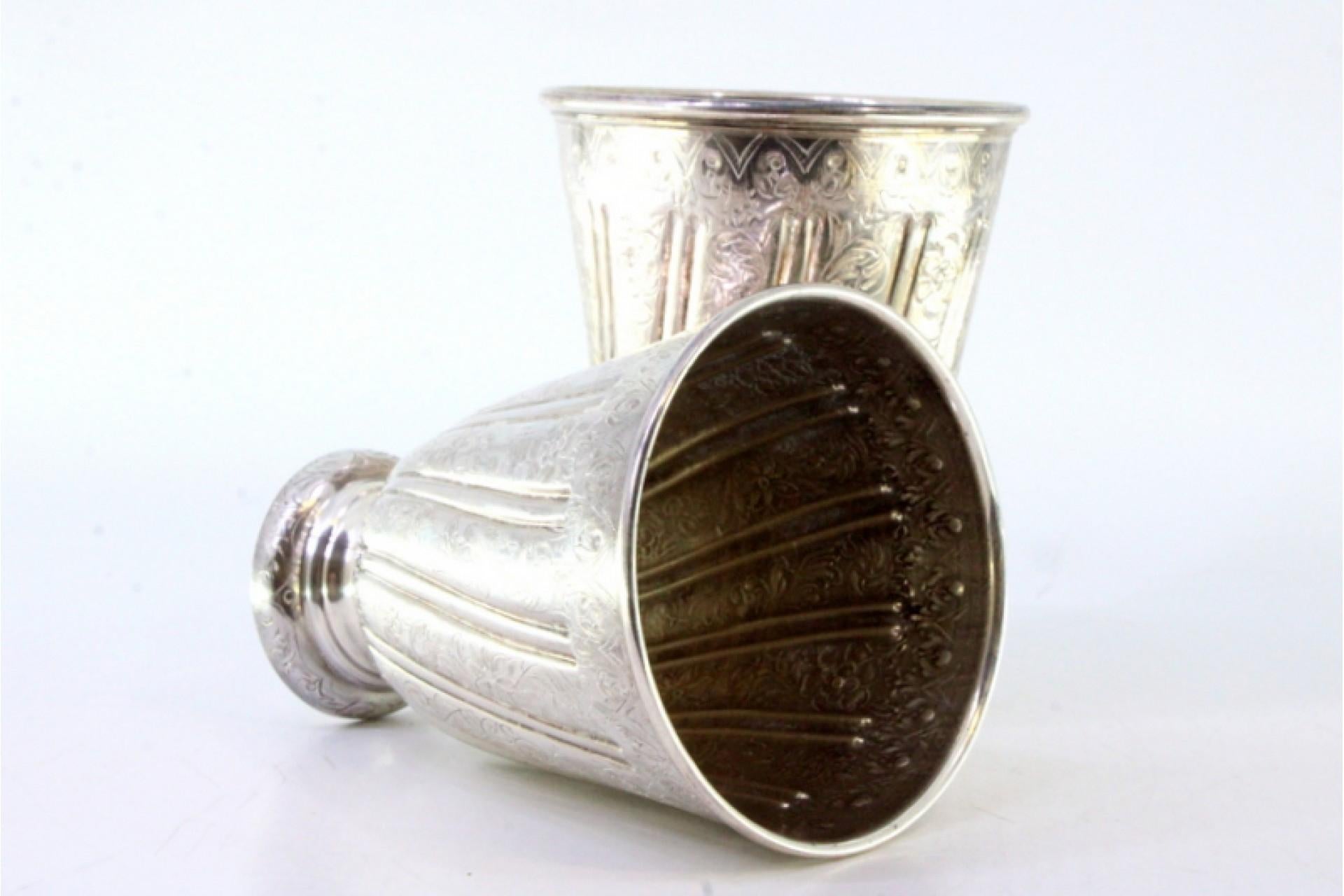 Set of silver cups with reliefs and friezes set on round bases (20. Jahrhundert) im Angebot