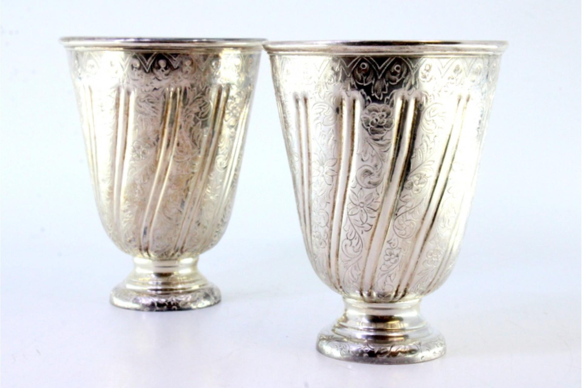 Set of silver cups with reliefs and friezes set on round bases (Silber) im Angebot