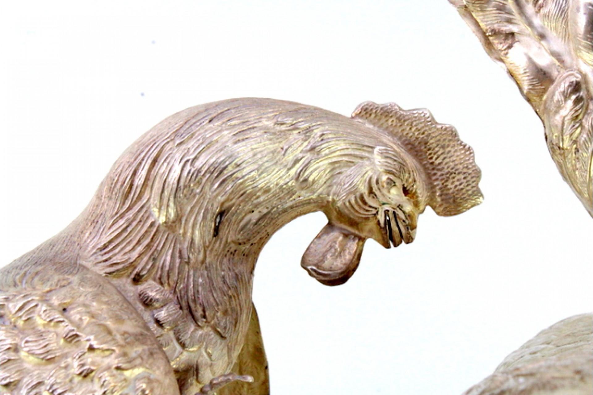 Set of silver fighting roosters with reliefs and applications Europeo en venta