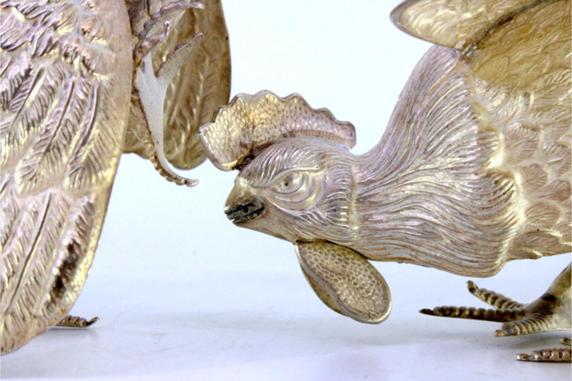 Set of silver fighting roosters with reliefs and applications en Bueno estado para la venta en Porto, PT