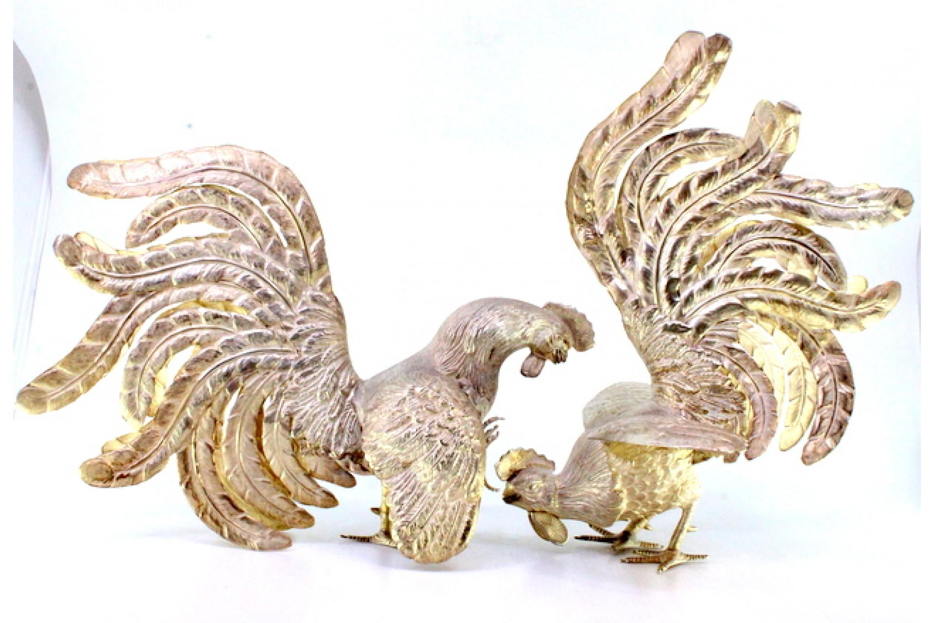 Set of silver fighting roosters with reliefs and applications siglo XX en venta