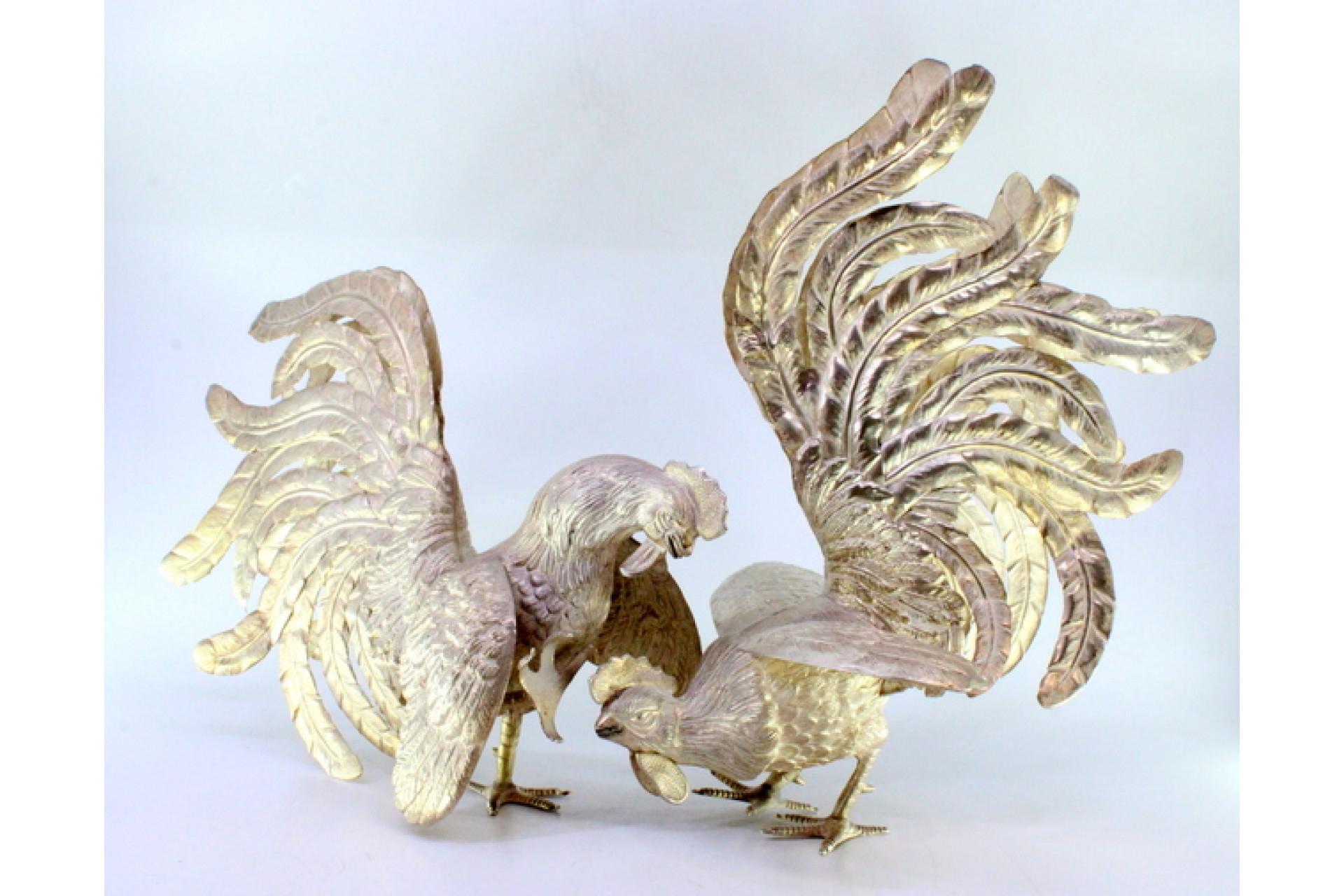 Set of silver fighting roosters with reliefs and applications Silver en venta