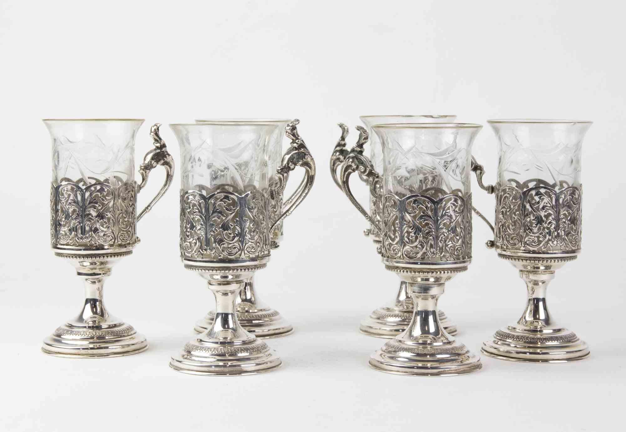 Set von Silbergläsern aus einer italienischen Manufaktur aus der Mitte des 20. Jahrhunderts.

Silber 800, Punze auf dem Sockel.

0,106 Gewicht pro Stück

H 11; Durchmesser 5 cm, mit Henkel 7,5 cm.

Sehr guter Zustand.

