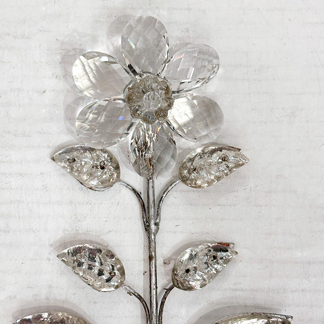Set di quattro appliques francesi a braccio singolo degli anni '40 circa, in metallo argentato con foglie e corpo in vetro modellato e fiori applicati. Venduto al paio.

Misure:
Altezza: 19