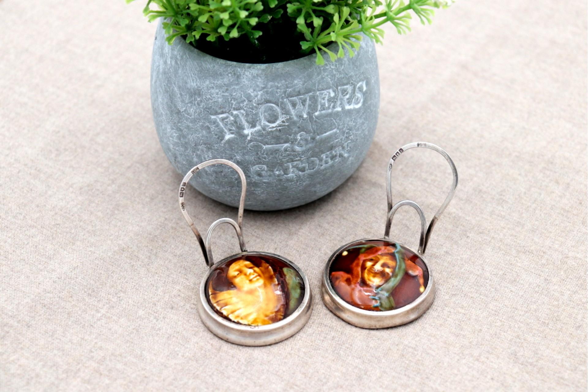 Beschreibung: Satz silberner Platzmarker mit bemalten Porzellanfiguren. Metall: Silber. Herkunft: Englisch. Marke: London. Gewicht: 89,68 Gramm. Abmessungen: 4,5cmx4,5cm. Inhalt: 925/1000. Prüfzeichen: Ja, 1905. Zusätzliche Informationen: Guter