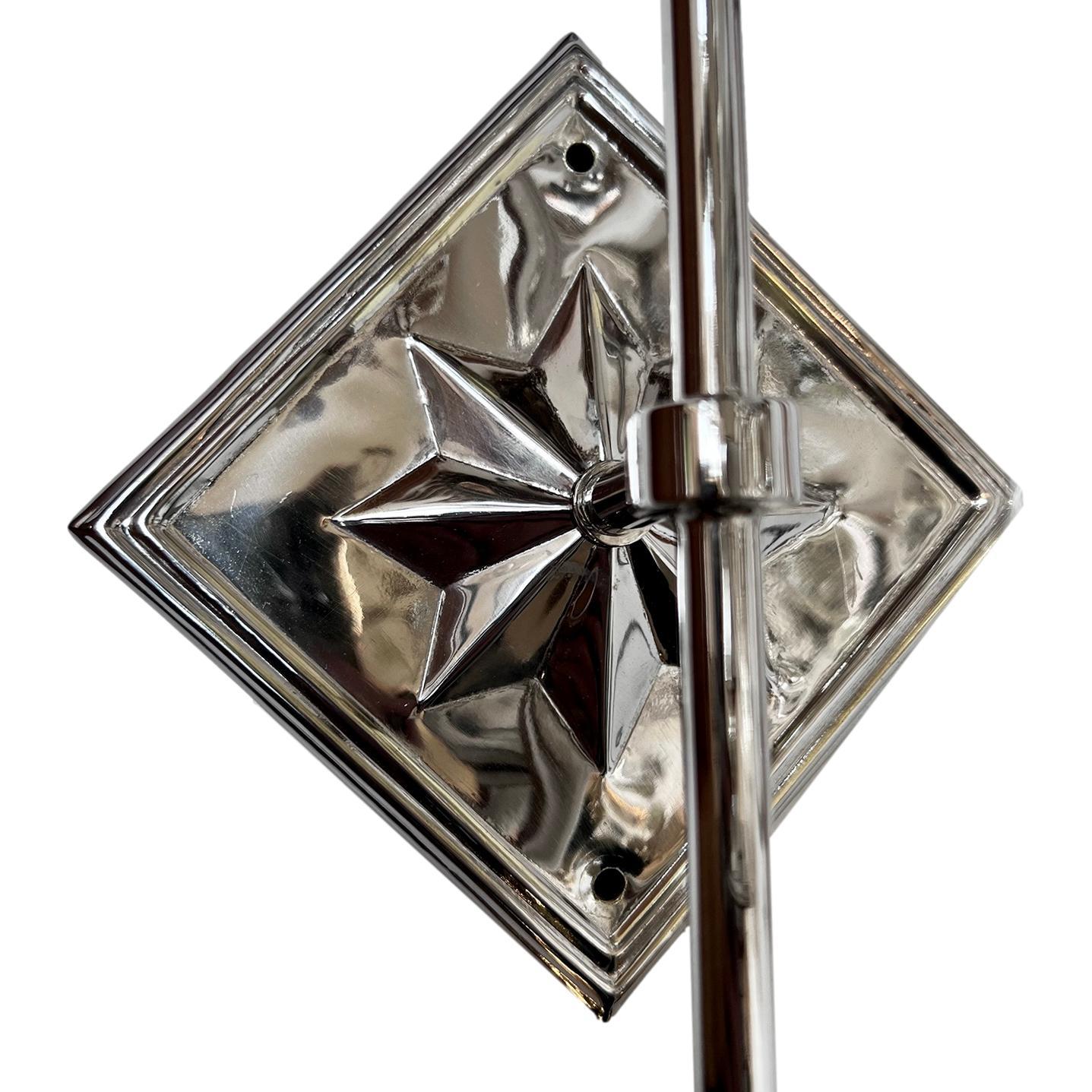 Ensemble de quatre appliques à une lumière, datant des années 1930, en métal argenté, avec étoile sur la plaque arrière. Vendu par paire.

Mesures :
Hauteur : 12