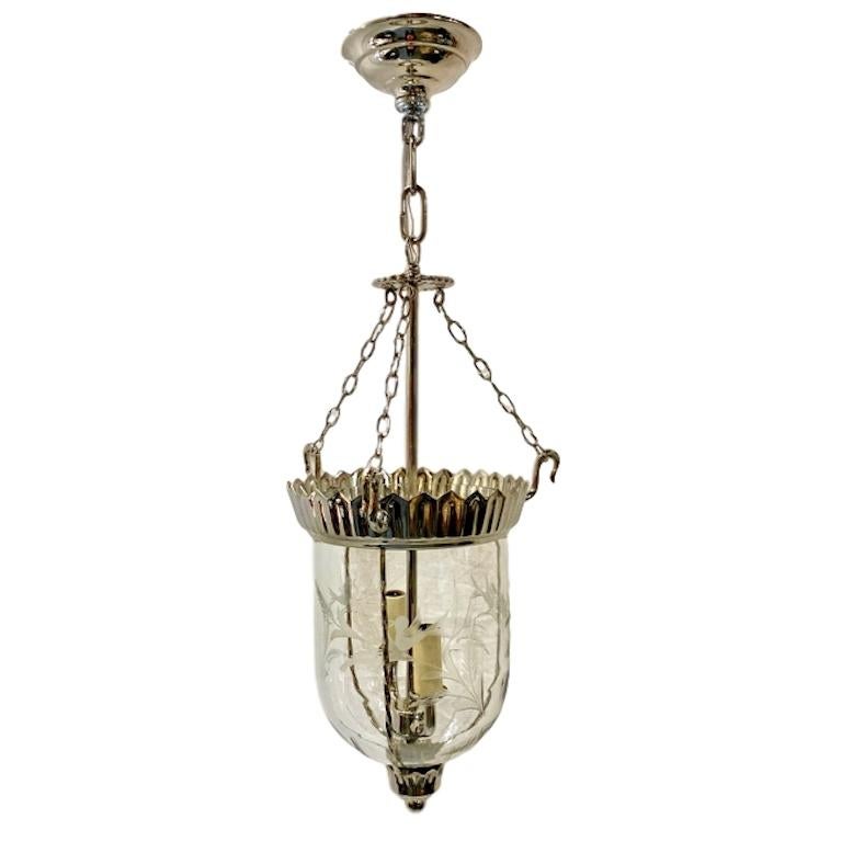 Un set di cinque lanterne italiane in vetro argentato e acidato degli anni '60 circa, con un gruppo di 2 luci interne. Venduto singolarmente.

Misure:
Altezza (caduta attuale): 26