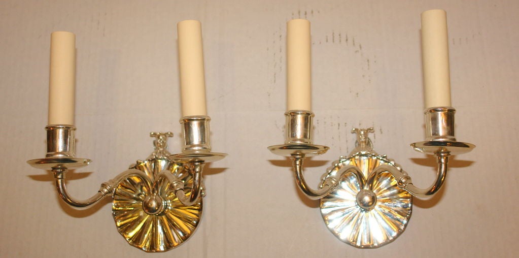 Set di dieci appliques francesi a doppia luce placcate in argento degli anni '20 circa, con piastre posteriori a specchio. Venduto al paio.

Misure:
Altezza 5