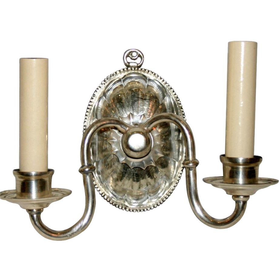 Set di otto appliques inglesi a doppia luce placcate in argento degli anni '40 circa con finiture originali e vetro stampato sul retro. Venduto al paio.

Misure:
Larghezza 10