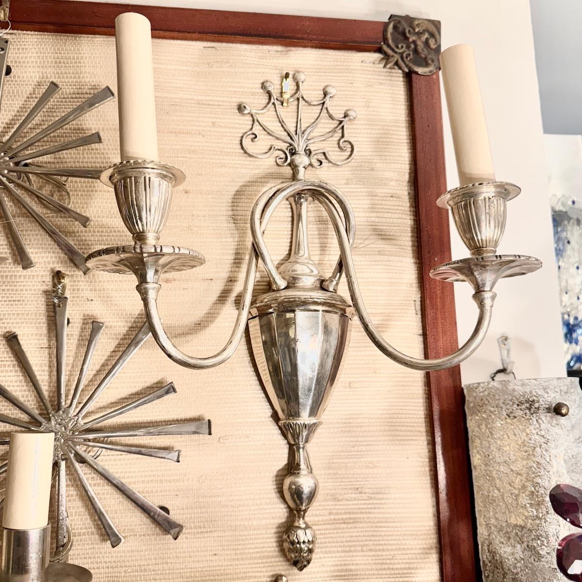 Set di lampade neoclassiche placcate in argento, vendute a coppia in vendita 4