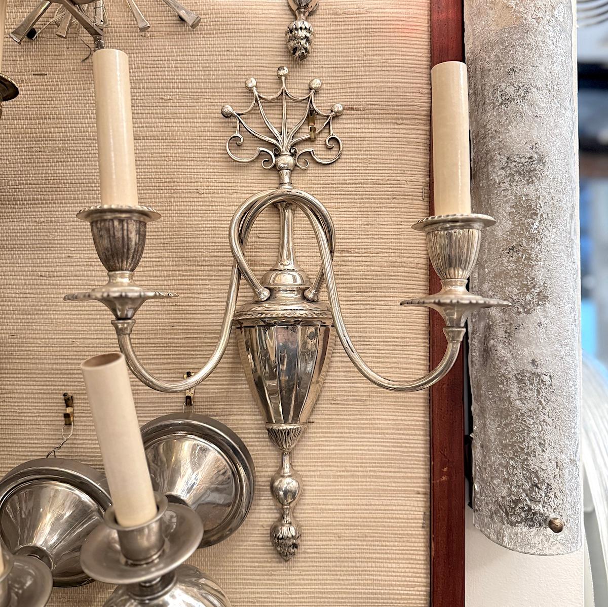 Set di lampade neoclassiche placcate in argento, vendute a coppia In condizioni buone in vendita a New York, NY