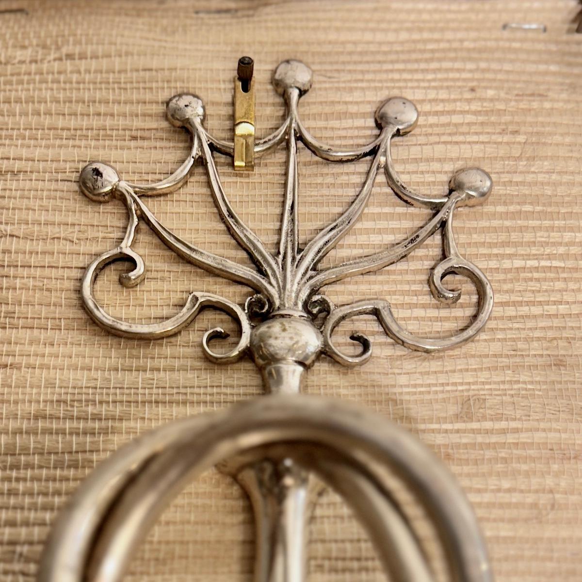 Metà XX secolo Set di lampade neoclassiche placcate in argento, vendute a coppia in vendita