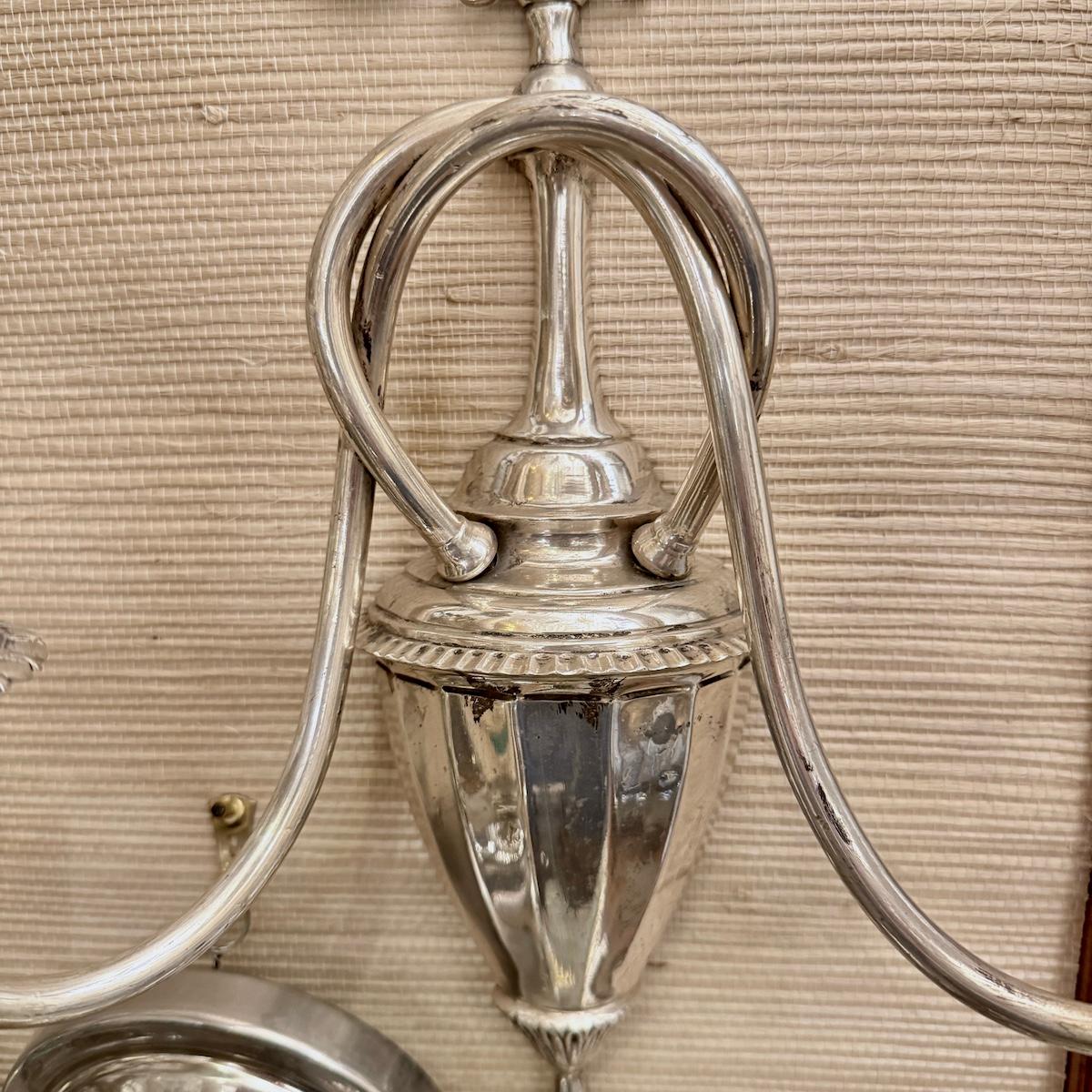 Placcato argento Set di lampade neoclassiche placcate in argento, vendute a coppia in vendita