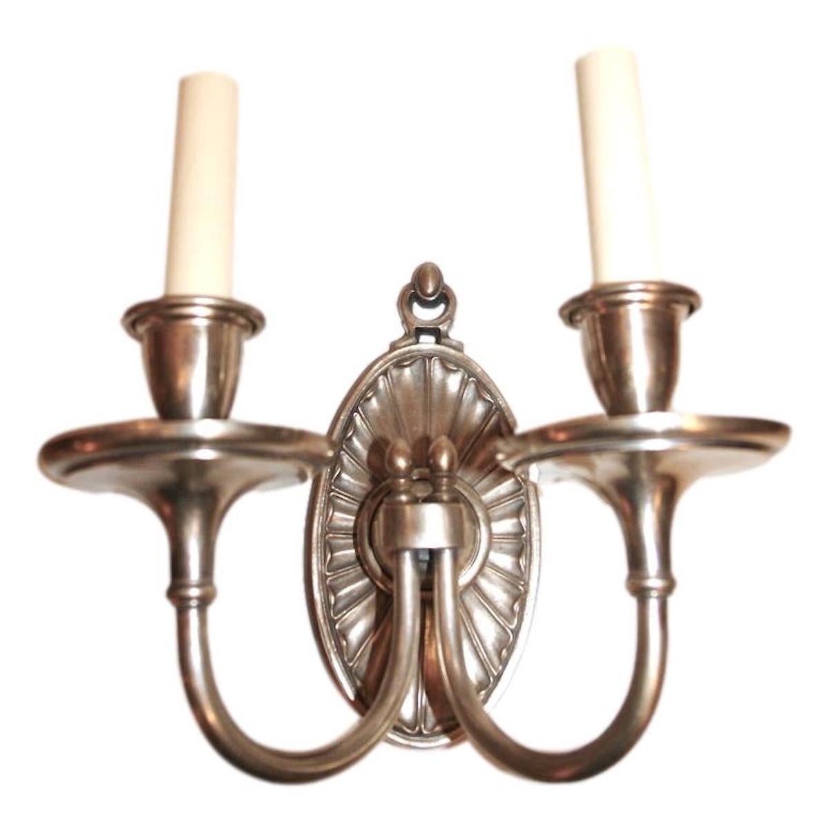 Inglese Set di lampade placcate in argento, vendute a coppia in vendita