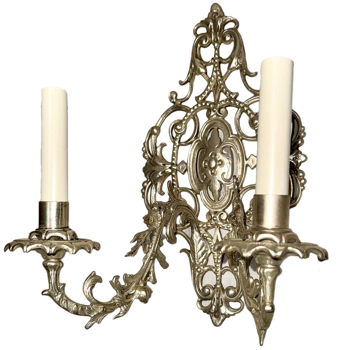 Inglese Set di lampade placcate in argento, vendute per coppia in vendita