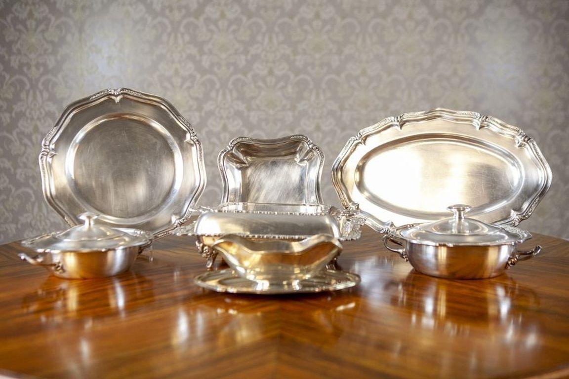 Set of Silver Plated Tableware SIVAR Hallmark From the Mid-20th Century

A set of silver plated tableware, consisting of serving dishes, platters, a butter dish, and a gravy boat. All elements with the hallmark SIVER