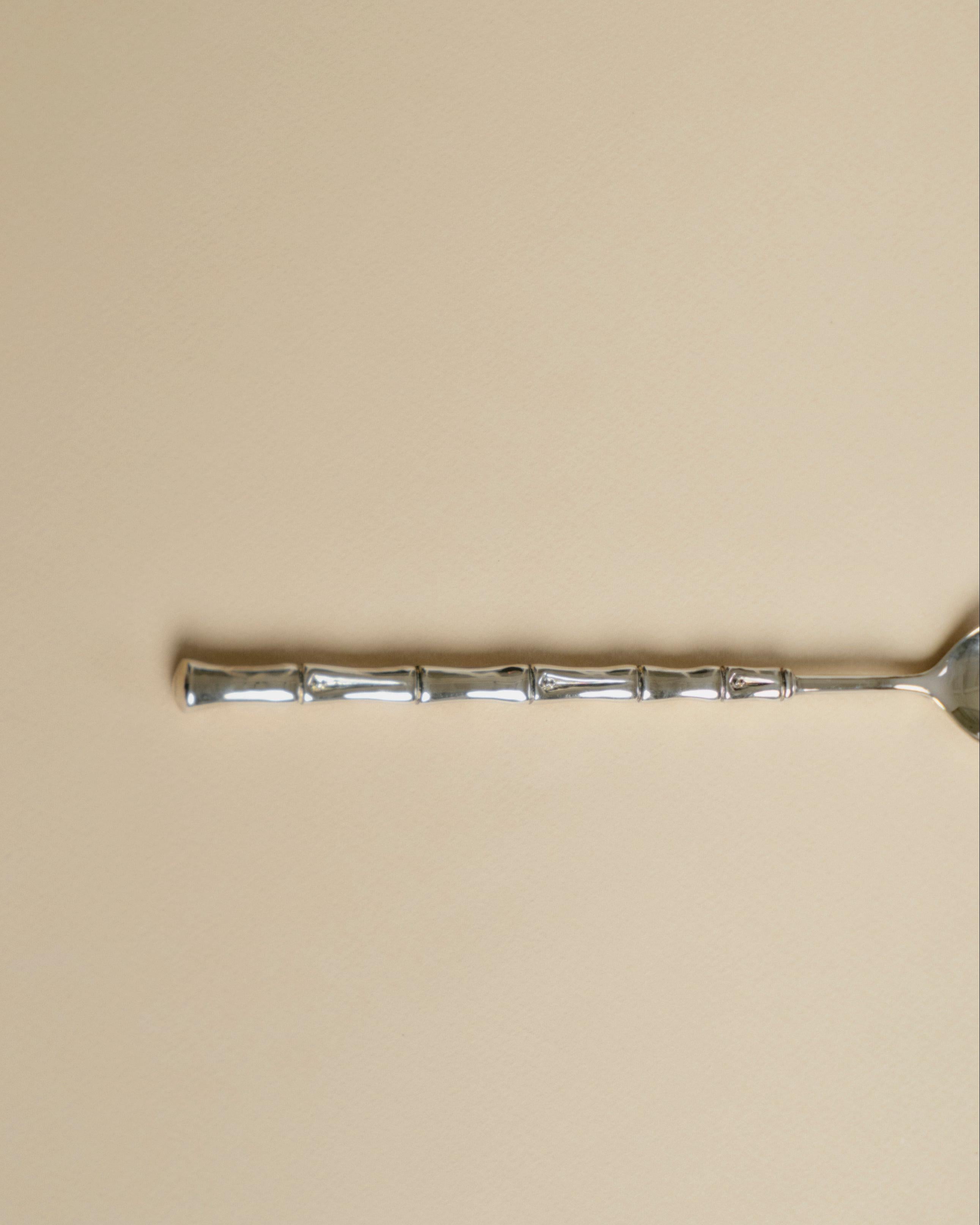 Satz versilberte und vergoldete Teelöffel in der Originalschachtel. Griffe mit stilisierten Bambusmotiven, abwechselnd in Silber und Gold ausgeführt. Typisch für das Geschirr der 1970er Jahre. In perfektem Zustand. DV4961