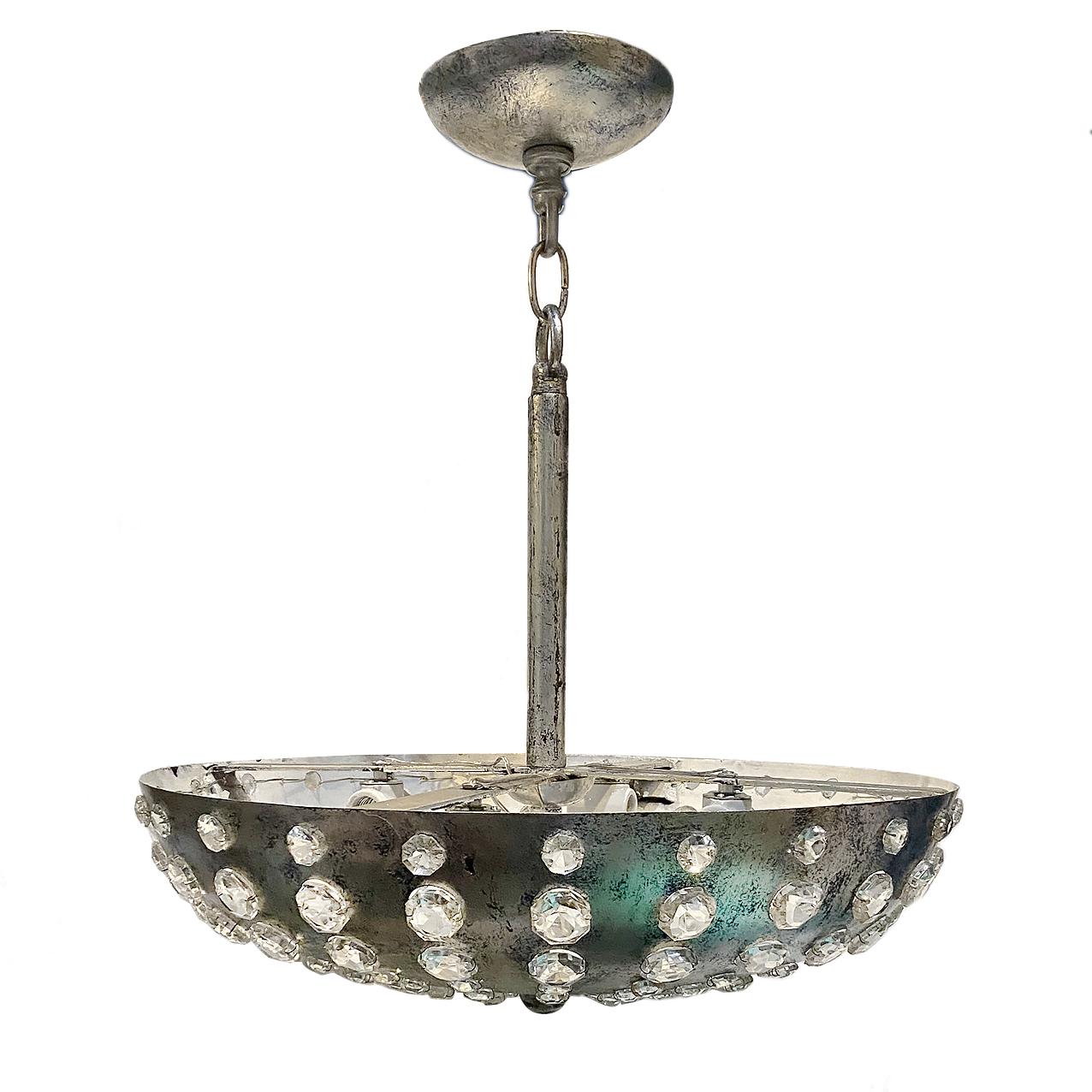 Un set di quattro lampade a sospensione in metallo argentato francese, anni '50 circa, con cristalli incastonati otto luci interne.

Misure:
Caduta attuale: 24