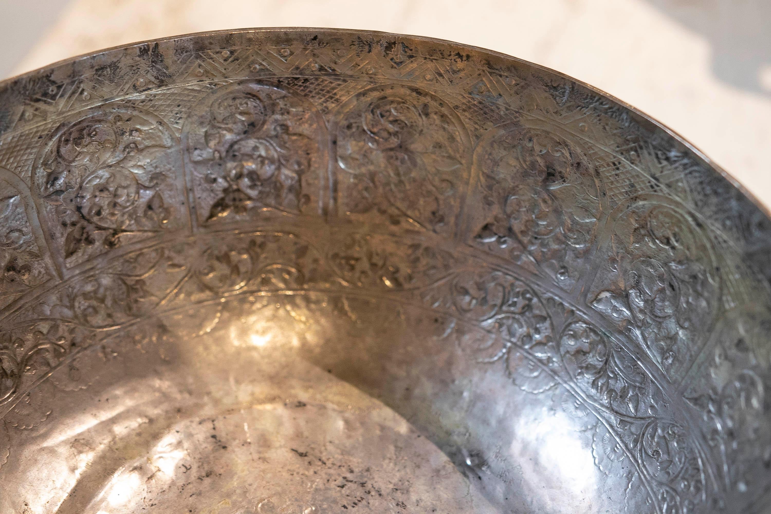Set of Silver Tray with Bowl Decorated with Flowers and Geometric Decoration For Sale 7
