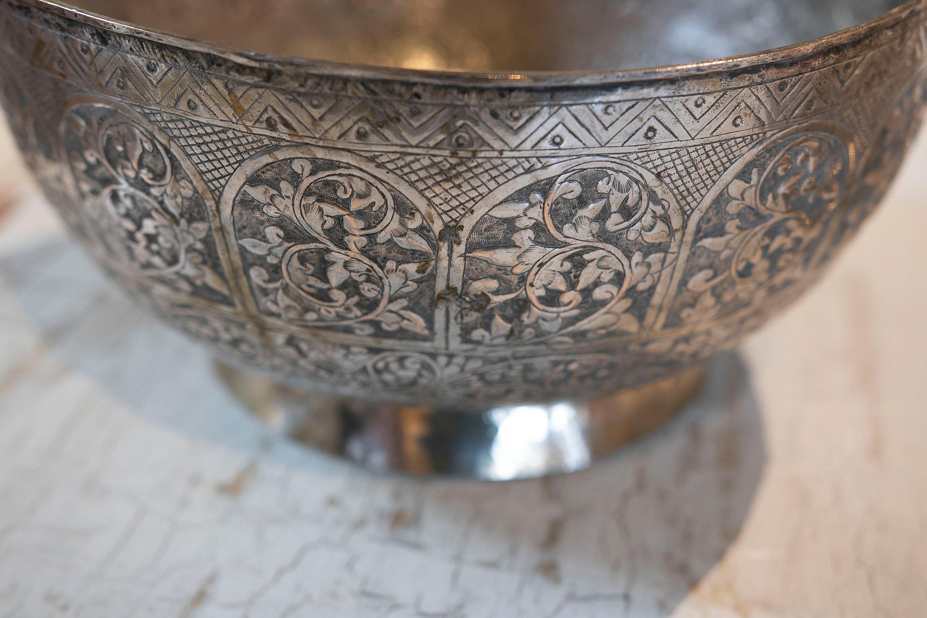 Set of Silver Tray with Bowl Decorated with Flowers and Geometric Decoration For Sale 9