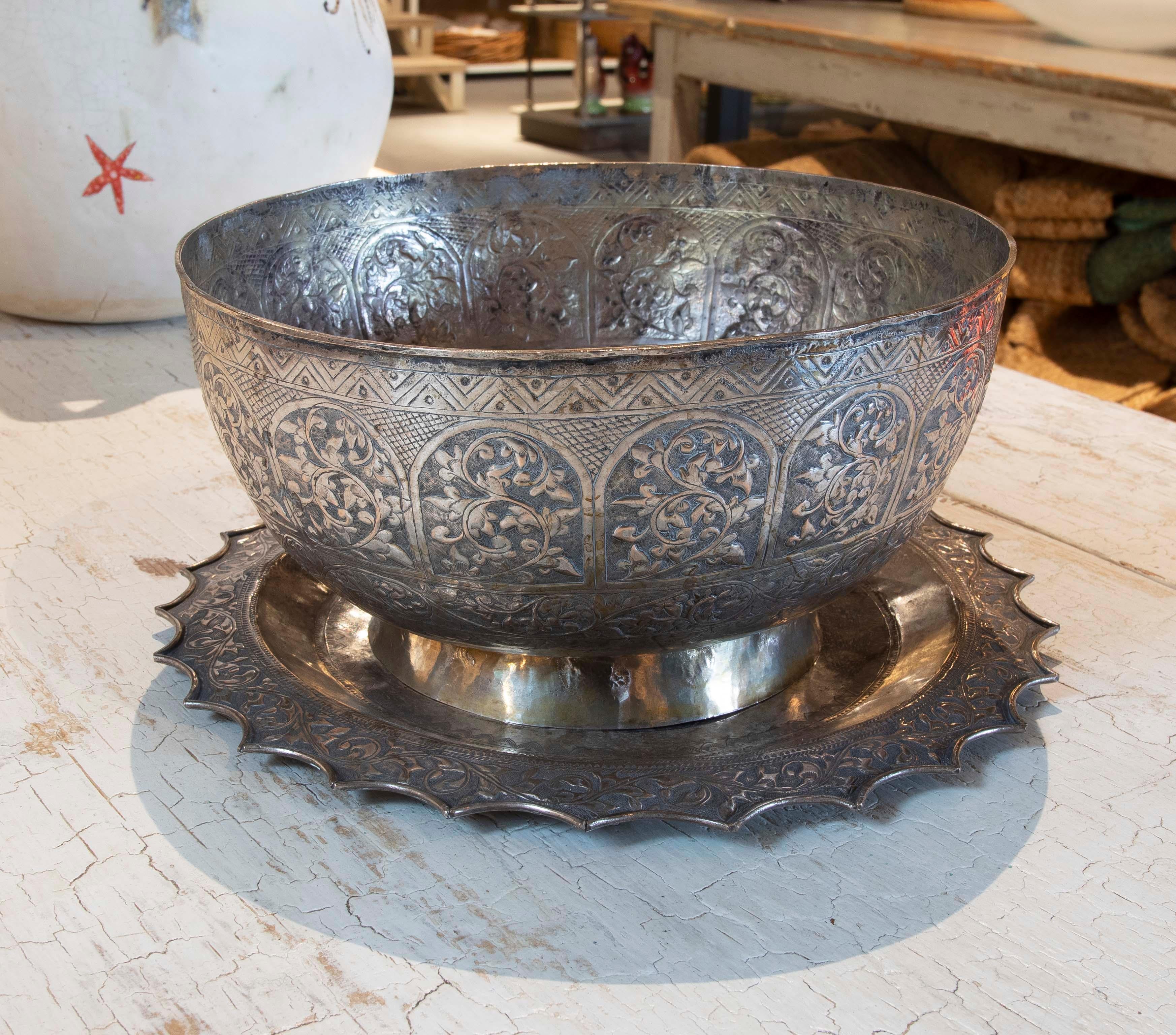 Set aus Silbertablett mit Schale mit Blumendekor und geometrischer Dekoration aus Silber (Europäisch) im Angebot