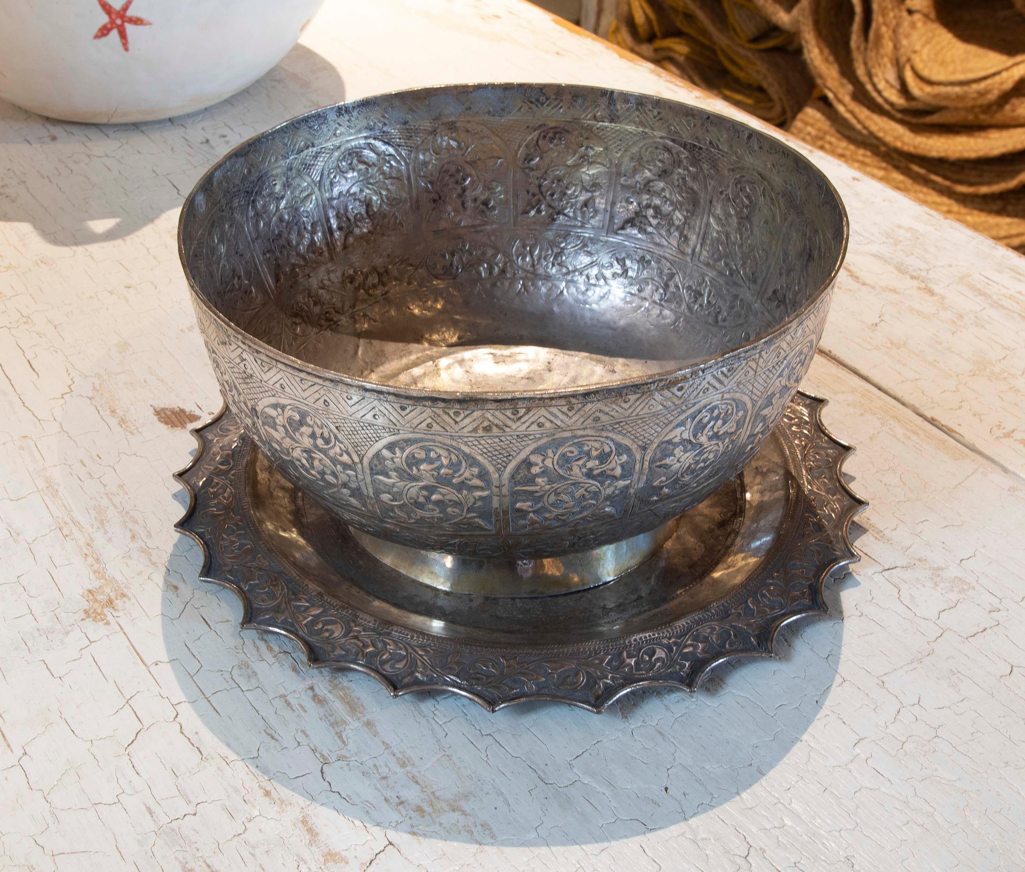 Set of Silver Tray with Bowl Decorated with Flowers and Geometric Decoration In Good Condition For Sale In Marbella, ES