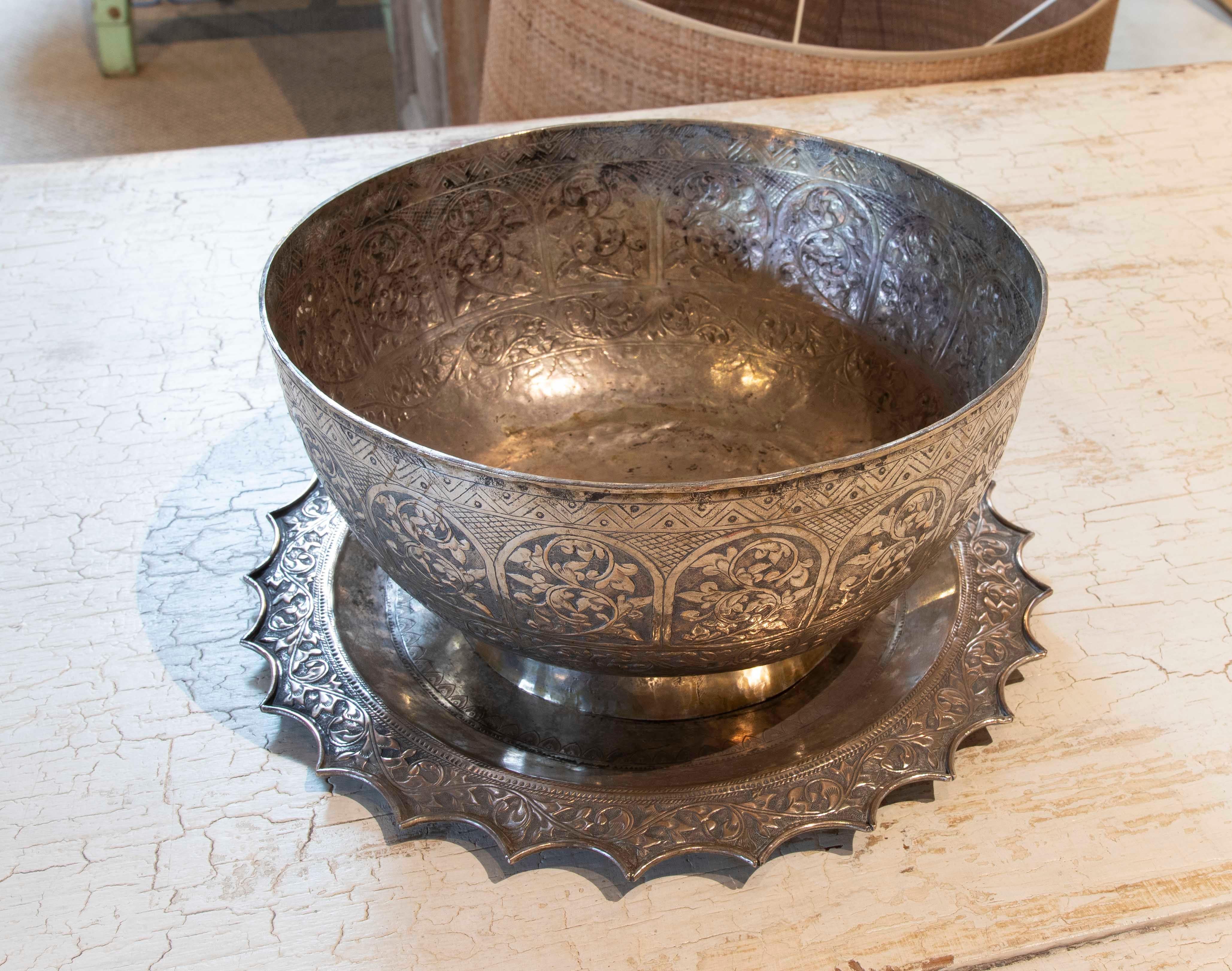 Set of Silver Tray with Bowl Decorated with Flowers and Geometric Decoration For Sale 1