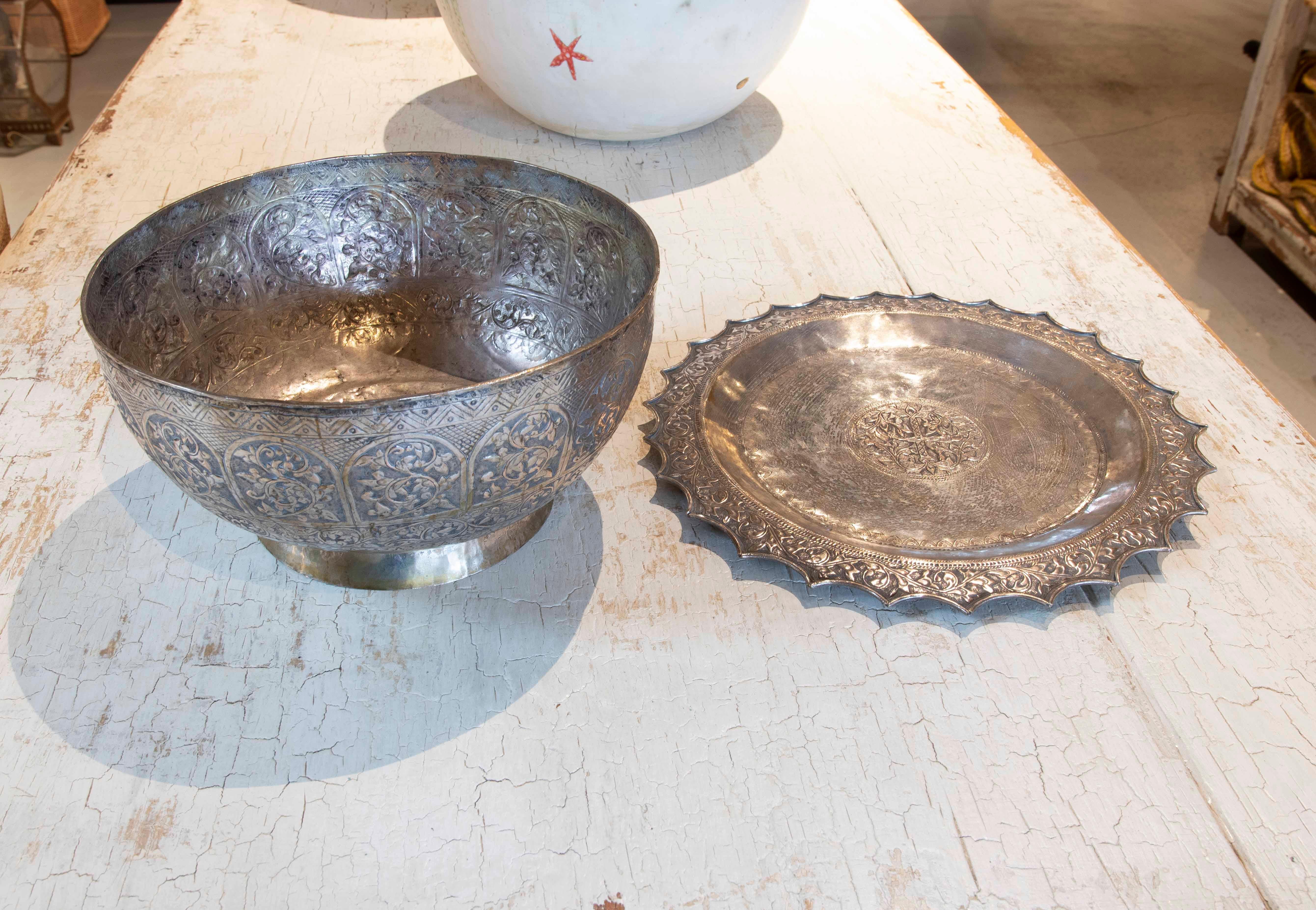 Set of Silver Tray with Bowl Decorated with Flowers and Geometric Decoration For Sale 2