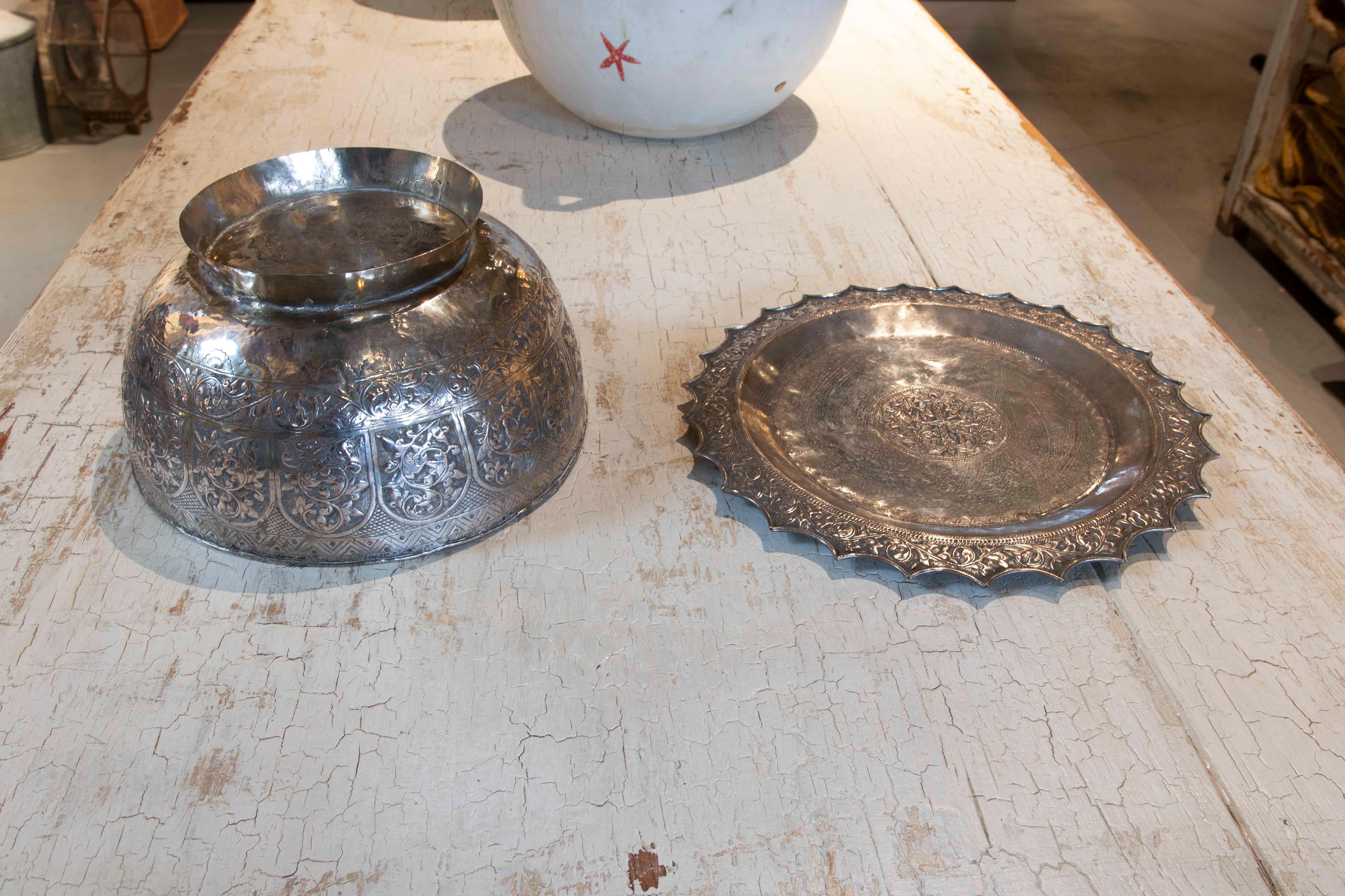 Set of Silver Tray with Bowl Decorated with Flowers and Geometric Decoration For Sale 3