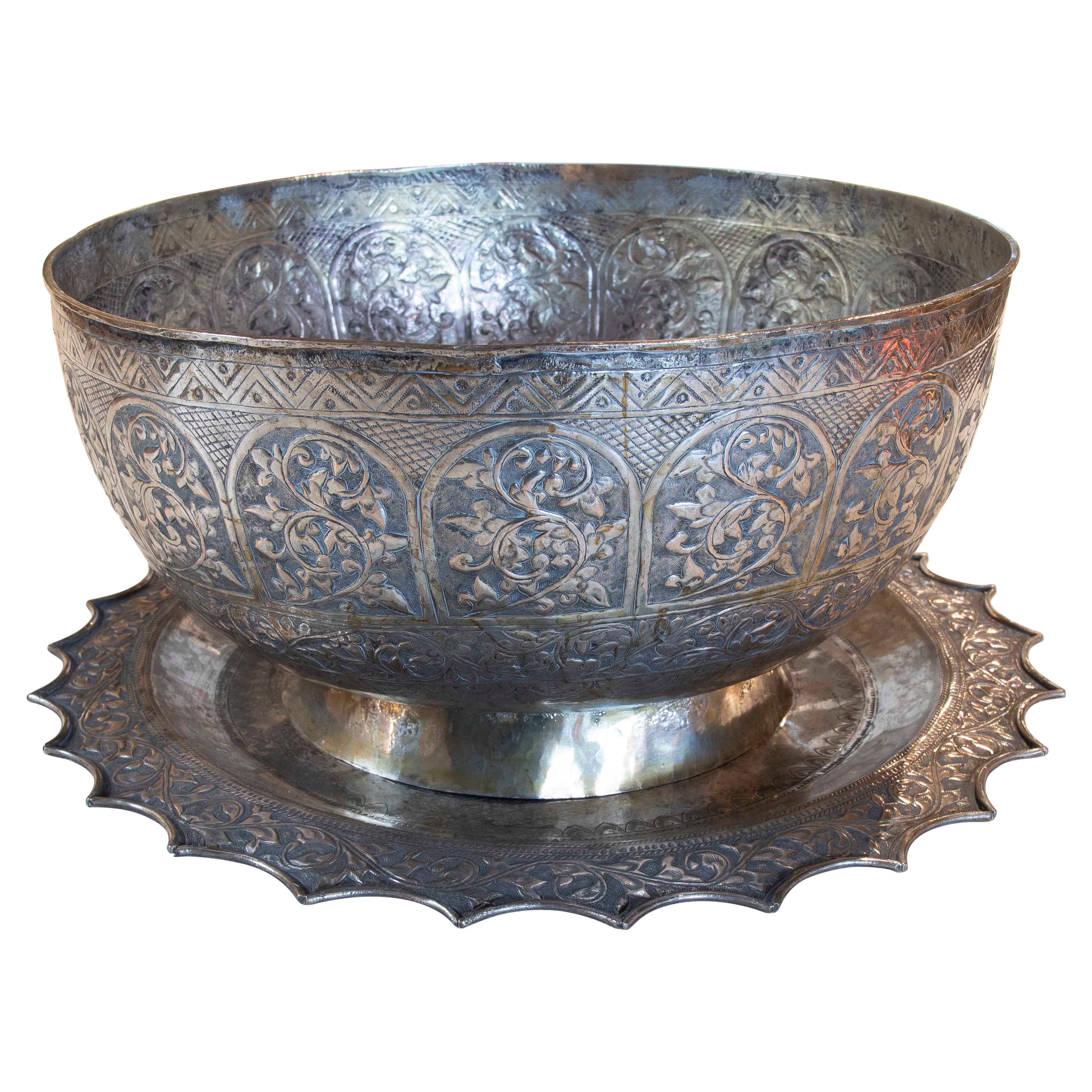 Set di vassoi d'argento con ciotola decorata con fiori e decorazioni geometriche
