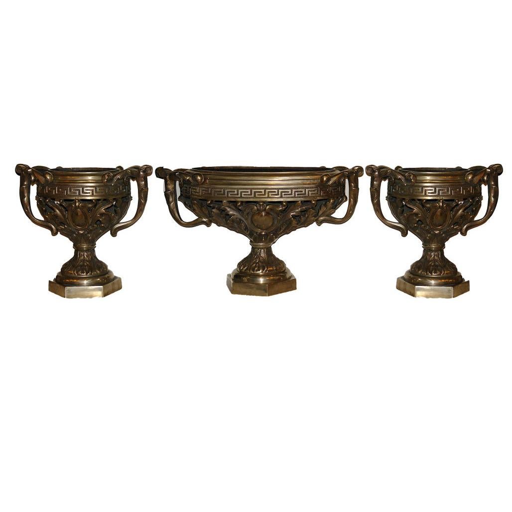 Ensemble de cache-pots néoclassiques en bronze en vente