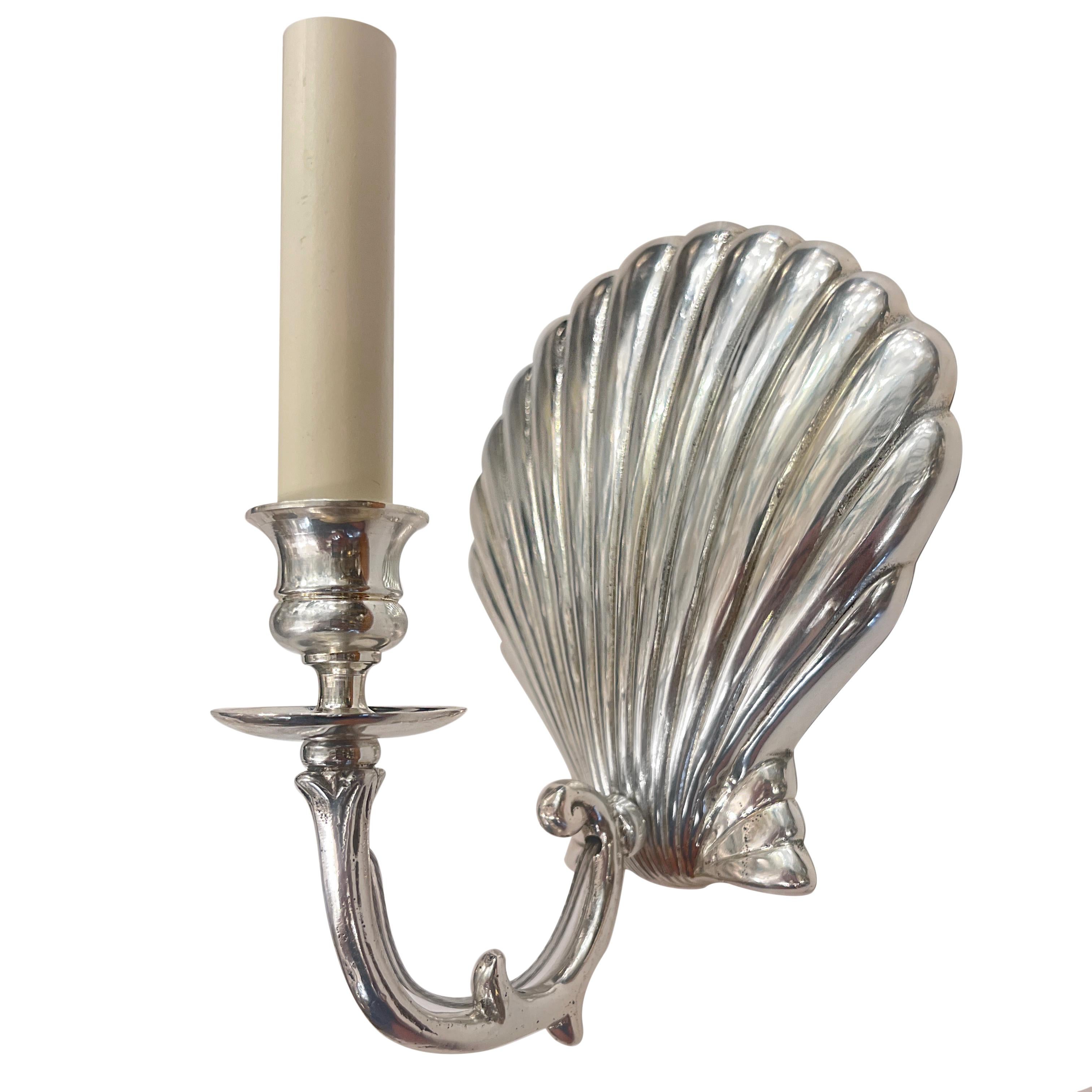Set di 4 applique a forma di conchiglia argentate a luce singola. Venduto al paio.

Misure:
Altezza: 8,75