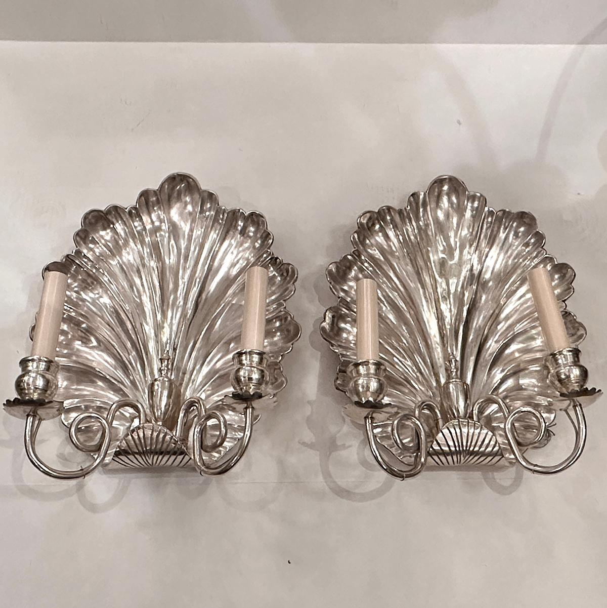 Un ensemble de 4  Grandes appliques en bronze argenté à deux bras en forme de coquillage, datant des années 1950. Vendu par paire.

Mesures :
Hauteur : 15
Largeur : 12 pouces
Profondeur : 7.75