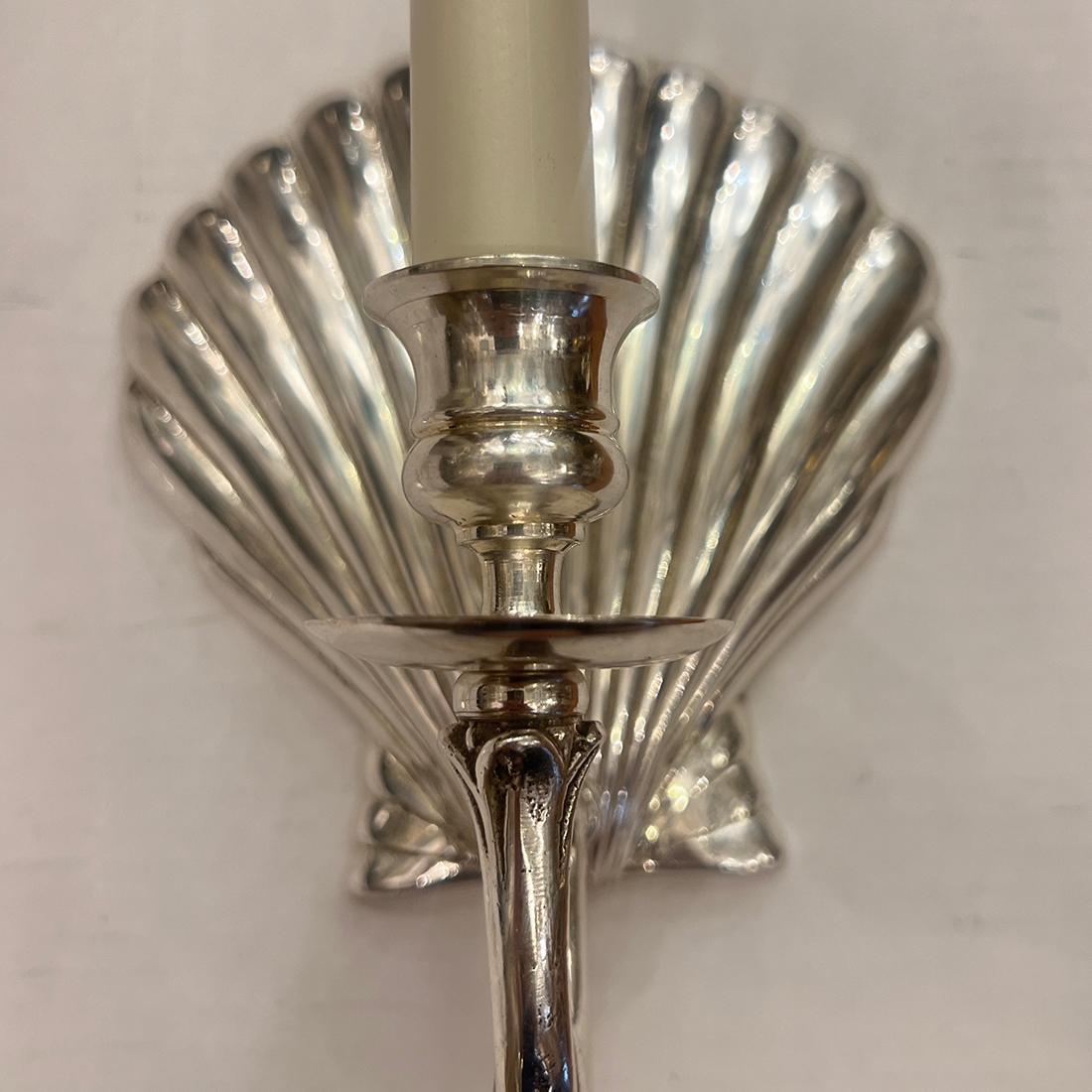 Italiano Set di lampade a conchiglia argentate, vendute a coppie in vendita