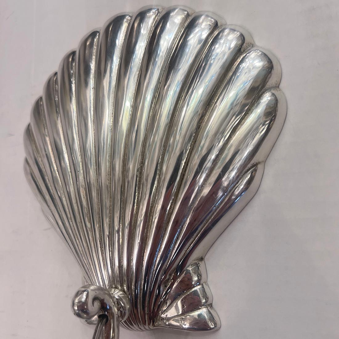 Metà XX secolo Set di lampade a conchiglia argentate, vendute a coppie in vendita