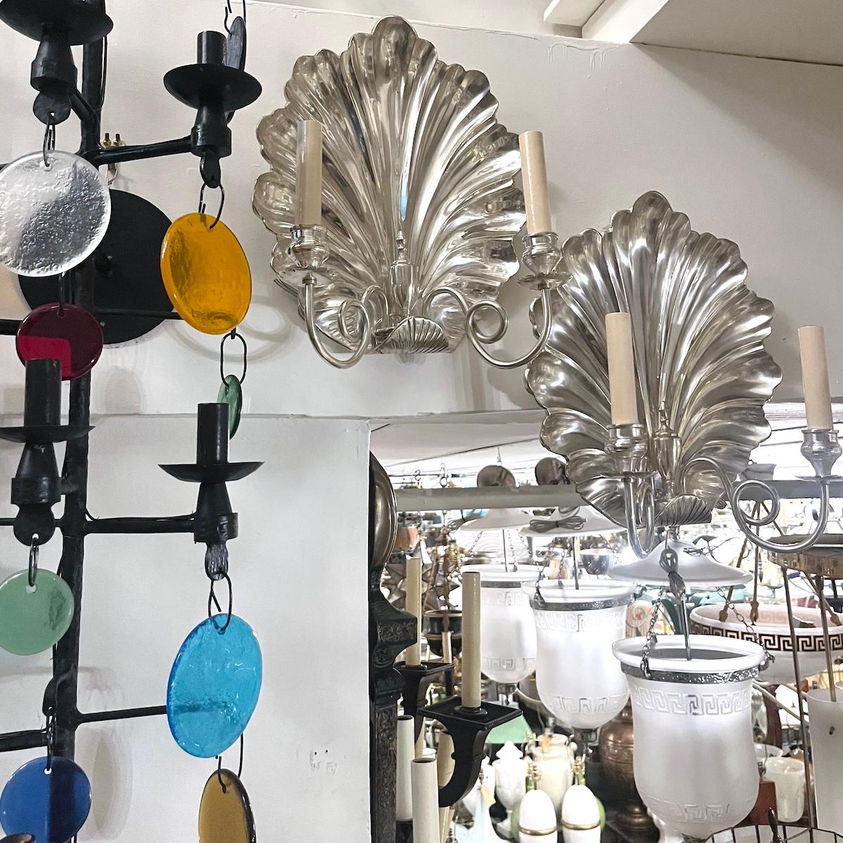 Milieu du XXe siècle Ensemble d'appliques en coquillage argenté, vendu par paire en vente