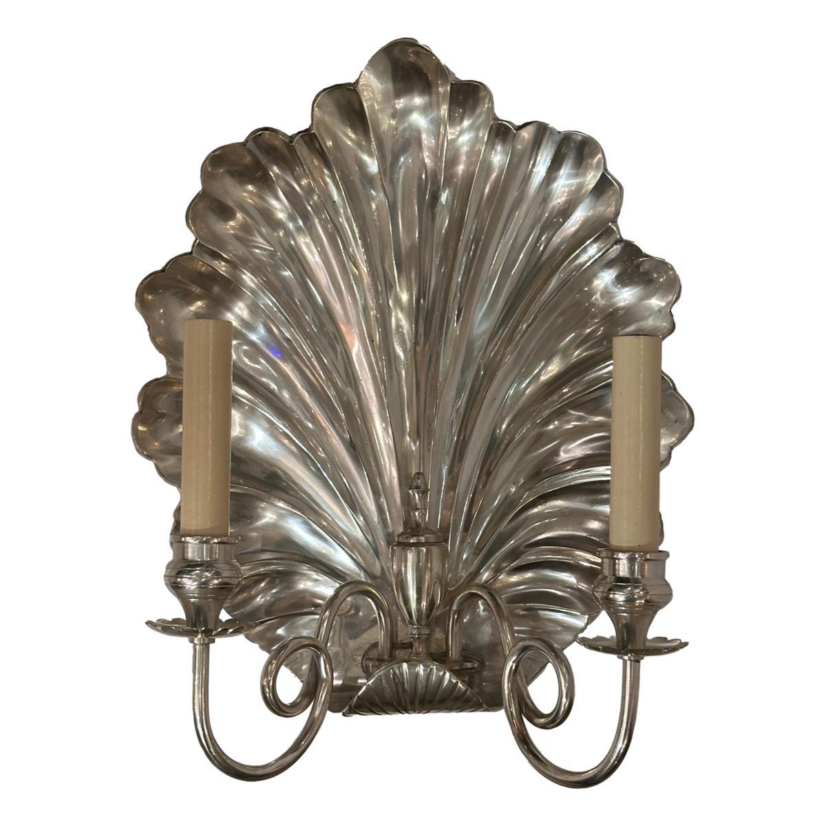 Ensemble d'appliques en coquillage argenté, vendu par paire en vente 1