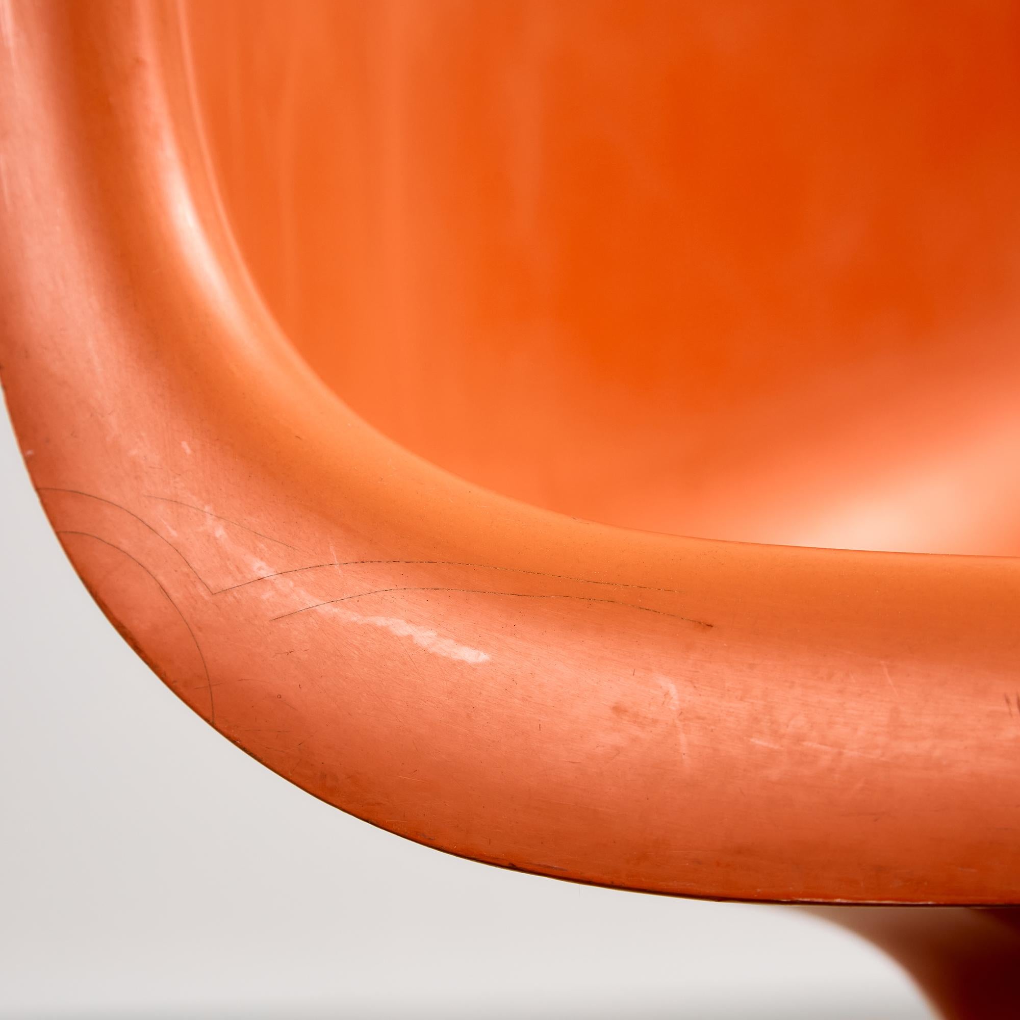 Set di sedie a base singola arancione modellata, anni '70 in vendita 11