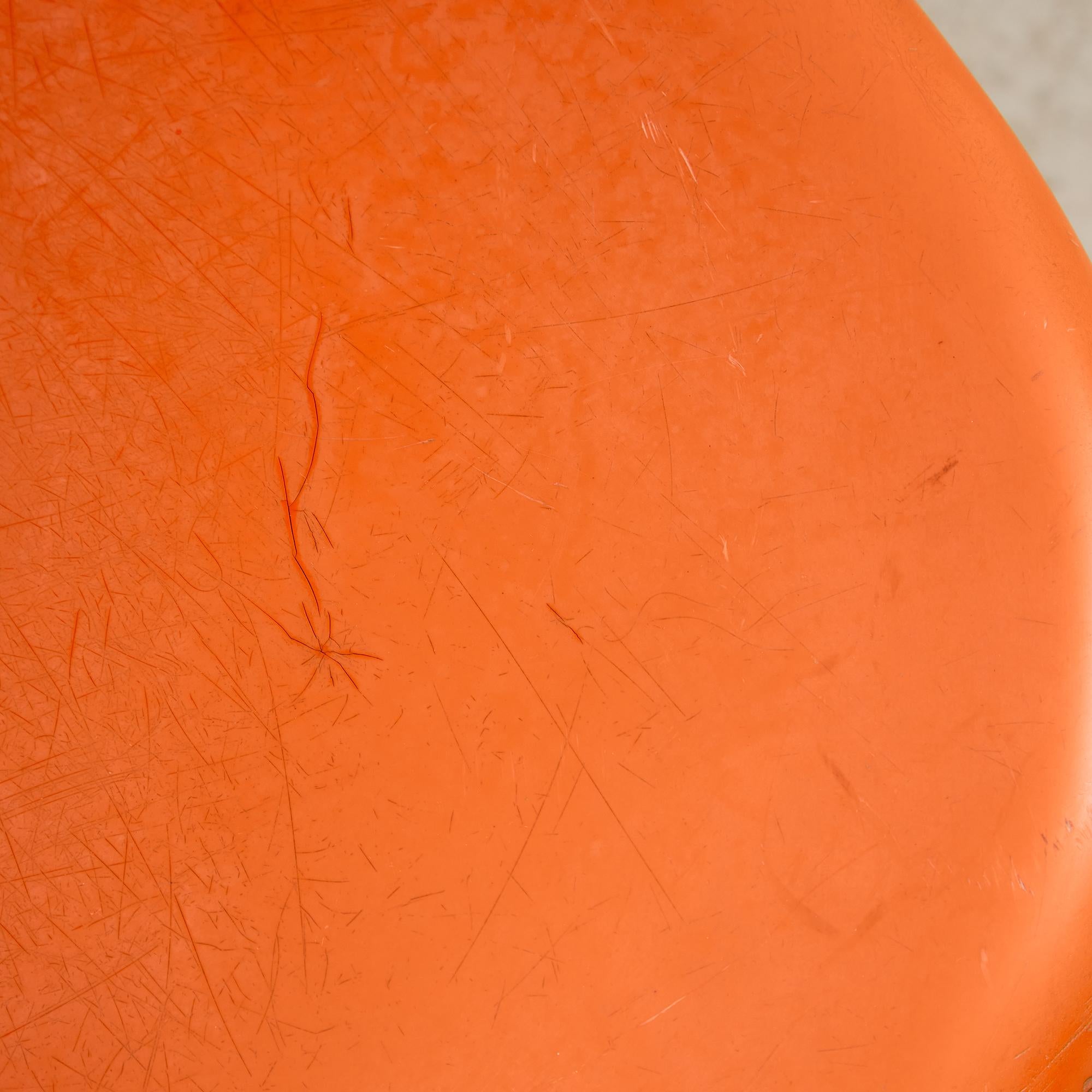 Set di sedie a base singola arancione modellata, anni '70 in vendita 13