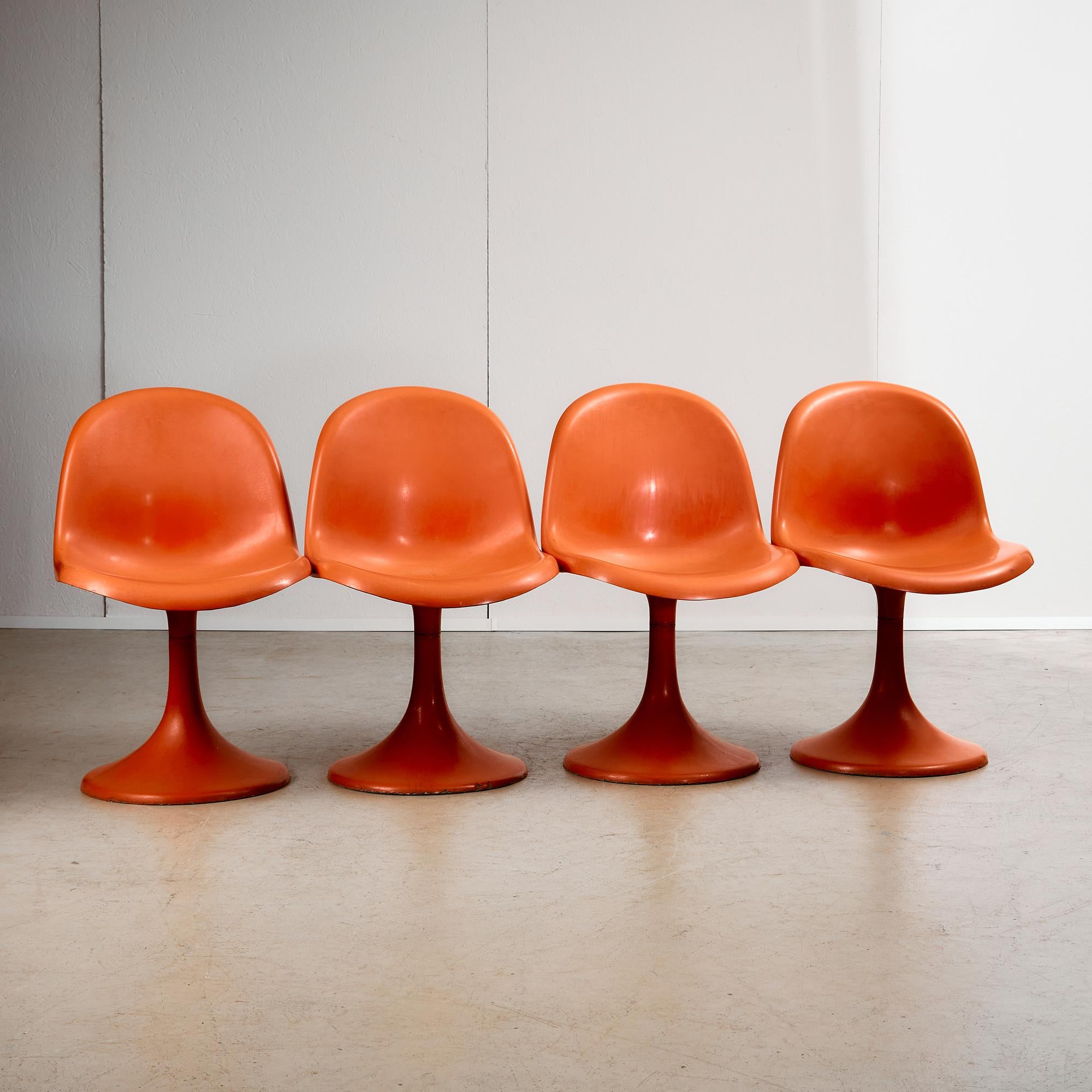 Questo audace set di quattro sedie vintage dona colore, carattere e una forte silhouette a qualsiasi ambiente. Il sedile curvo confluisce in una base arrotondata, simile a un piatto, creando un look pulito e senza soluzione di continuità che sembra