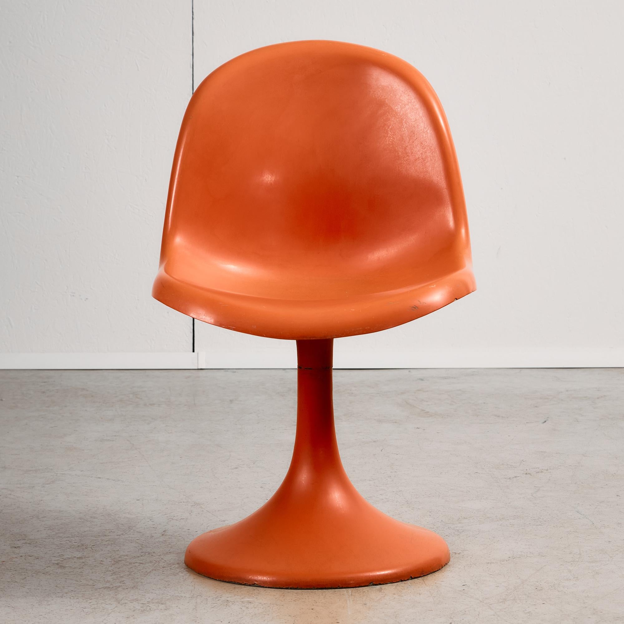 Set di sedie a base singola arancione modellata, anni '70 In condizioni buone in vendita a Budapest, HU