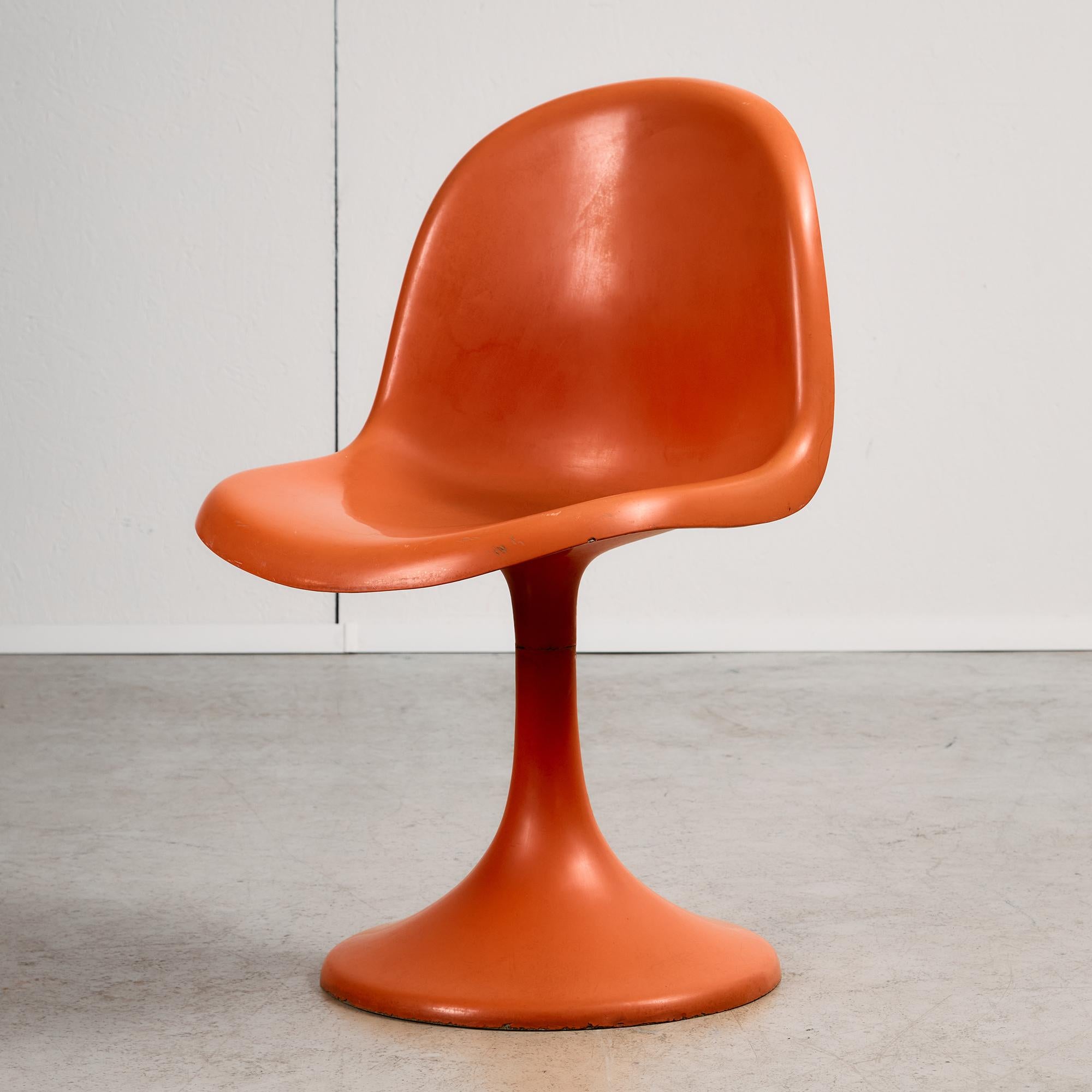 Plastica Set di sedie a base singola arancione modellata, anni '70 in vendita
