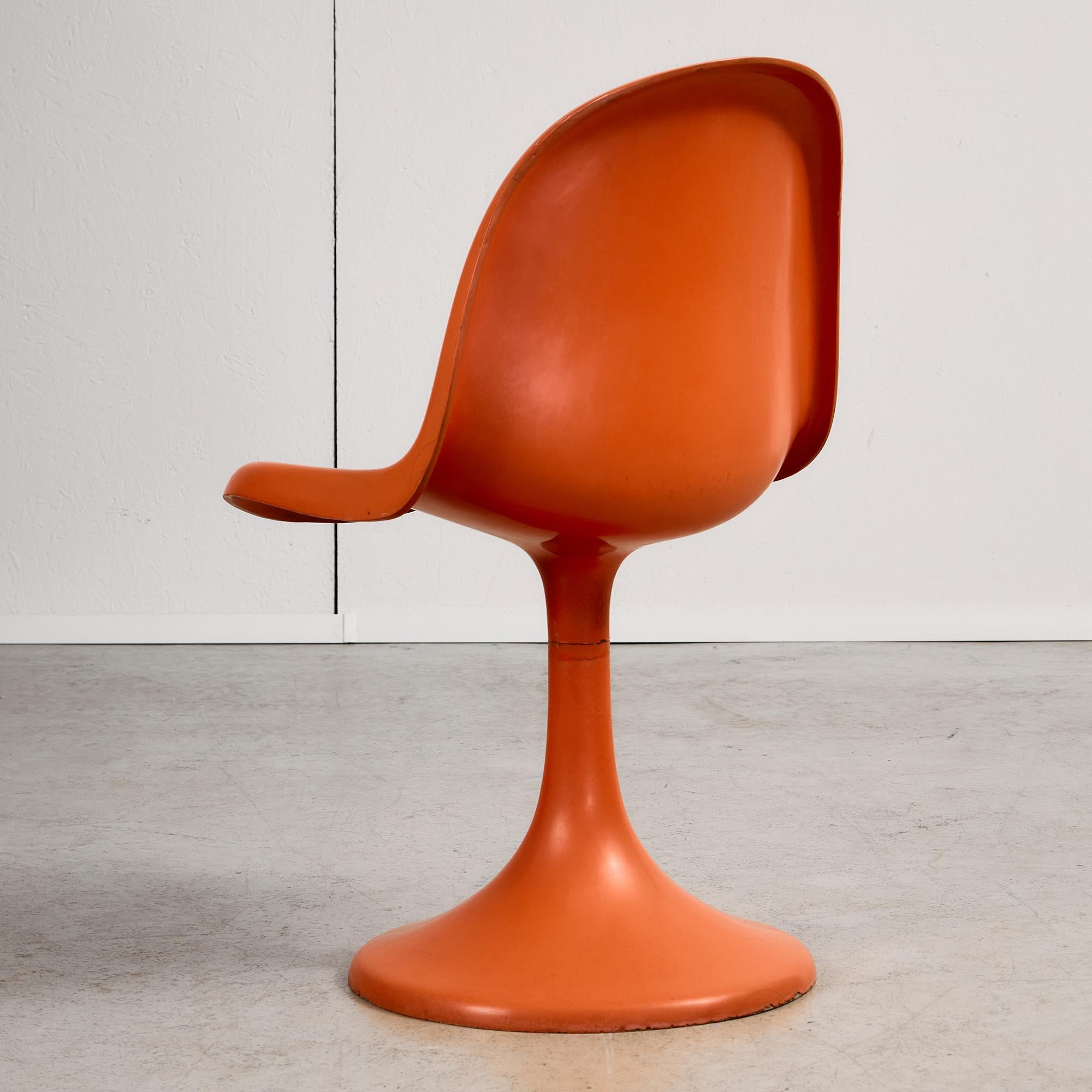 Set di sedie a base singola arancione modellata, anni '70 in vendita 1