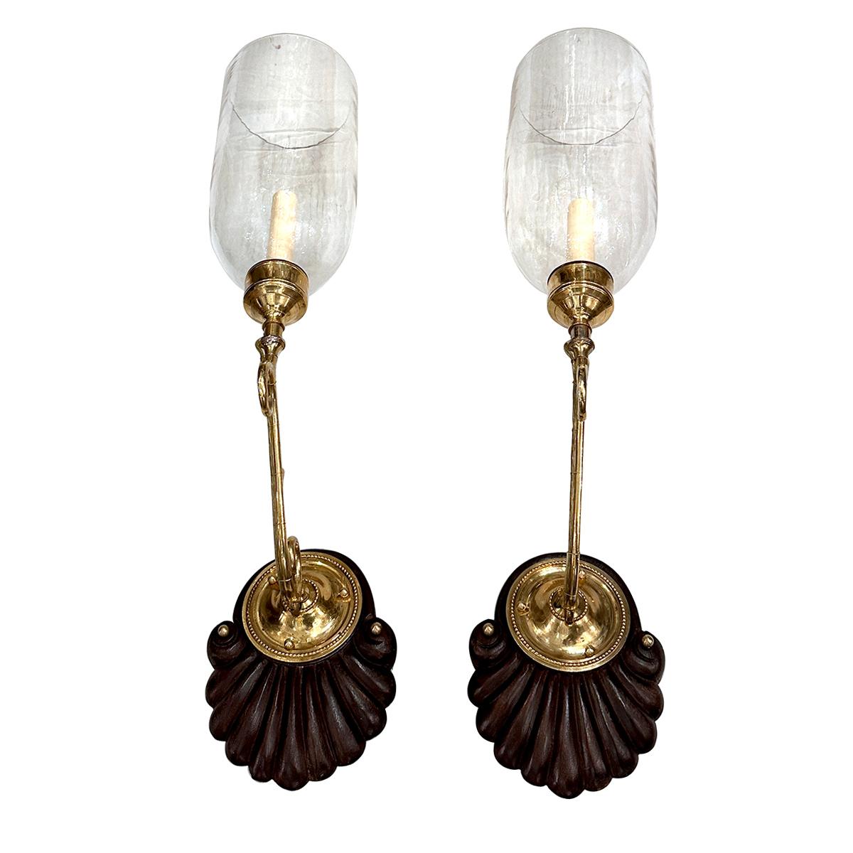 Juego de cuatro apliques angloindios de la década de 1950 con globos transparentes, de una sola luz. 
Se venden por pares.

Medidas:
Altura: 24
Anchura: 5,5
Profundidad: 12