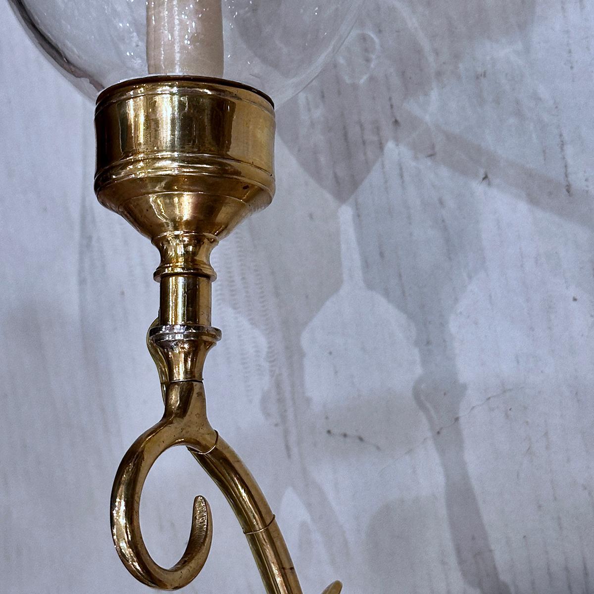 Juego de apliques angloindios de una luz, se venden por pares Tallado a mano en venta