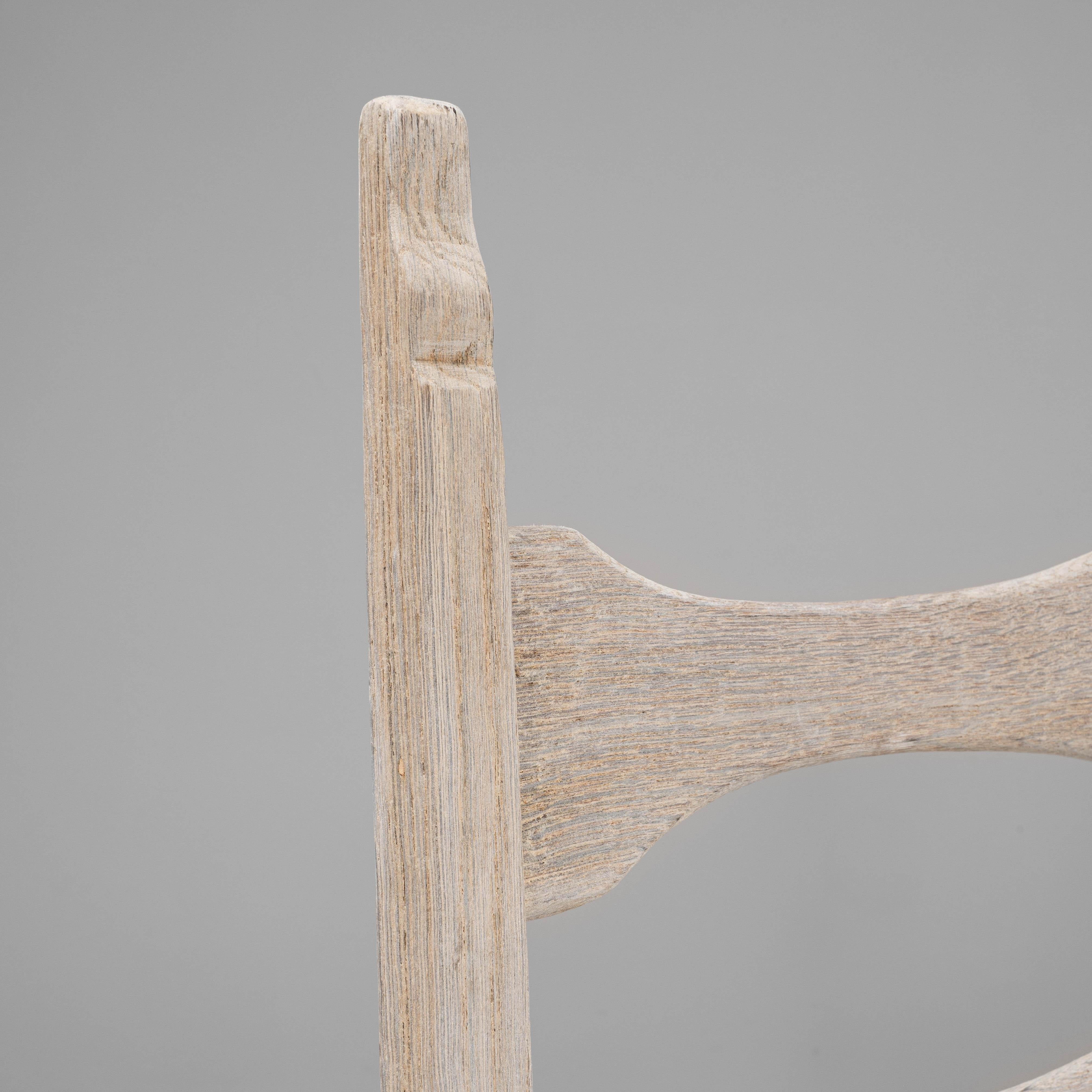 Questo set di sei sedie da pranzo in rovere francese del 1900 mette in mostra un'artigianalità senza tempo e un fascino rustico. Ogni sedia è sapientemente costruita in rovere massiccio e presenta una patina elegantemente invecchiata che mette in
