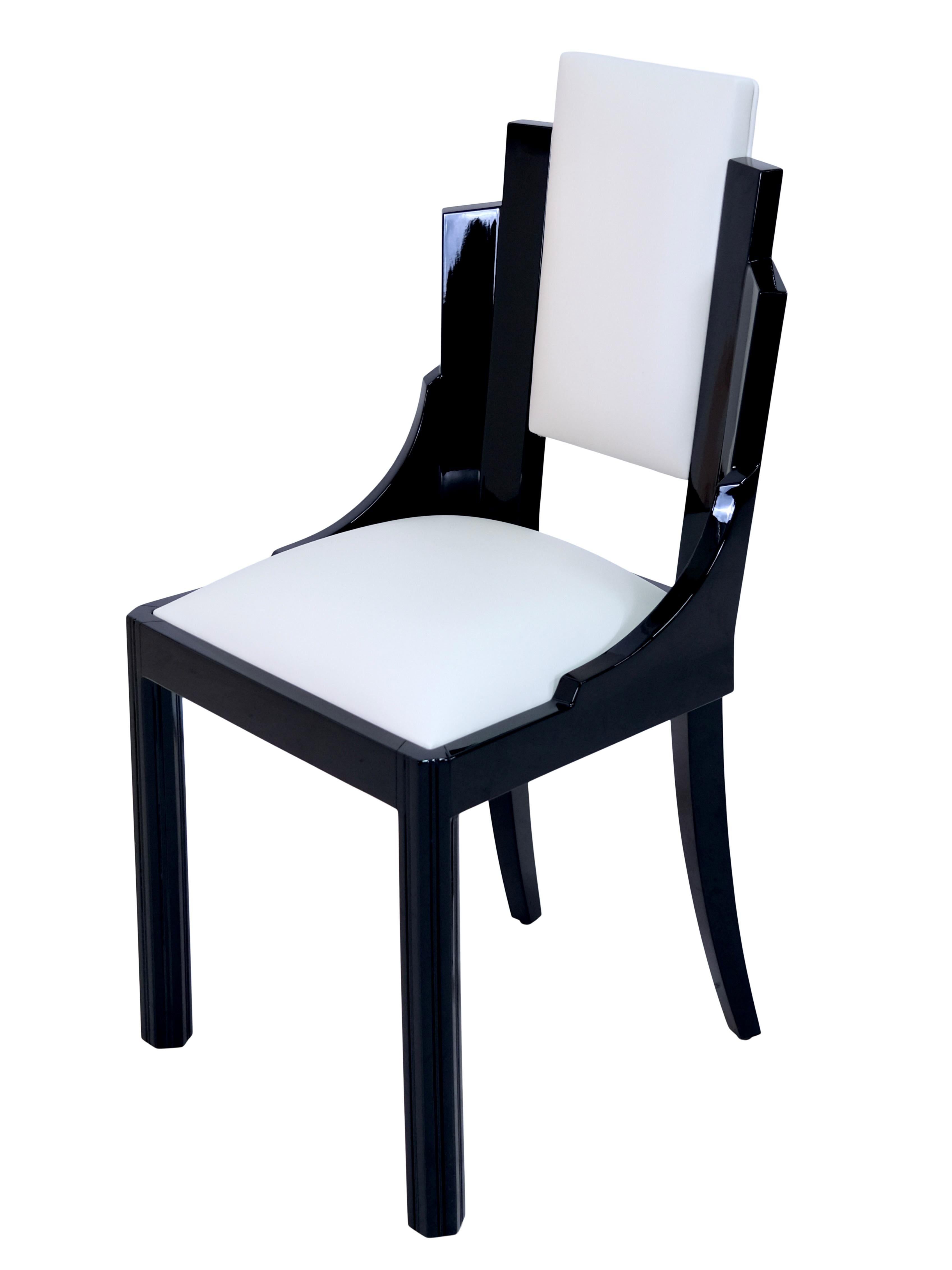 The upholstered backrest of the chairs is held by fan-shaped graduated elements.
Piano lacquer in high-gloss black
White leather, freshly upholstered.

Set consisting of 6 pieces

Original Art Deco, France 1930s

Dimensions:
Width: 47
